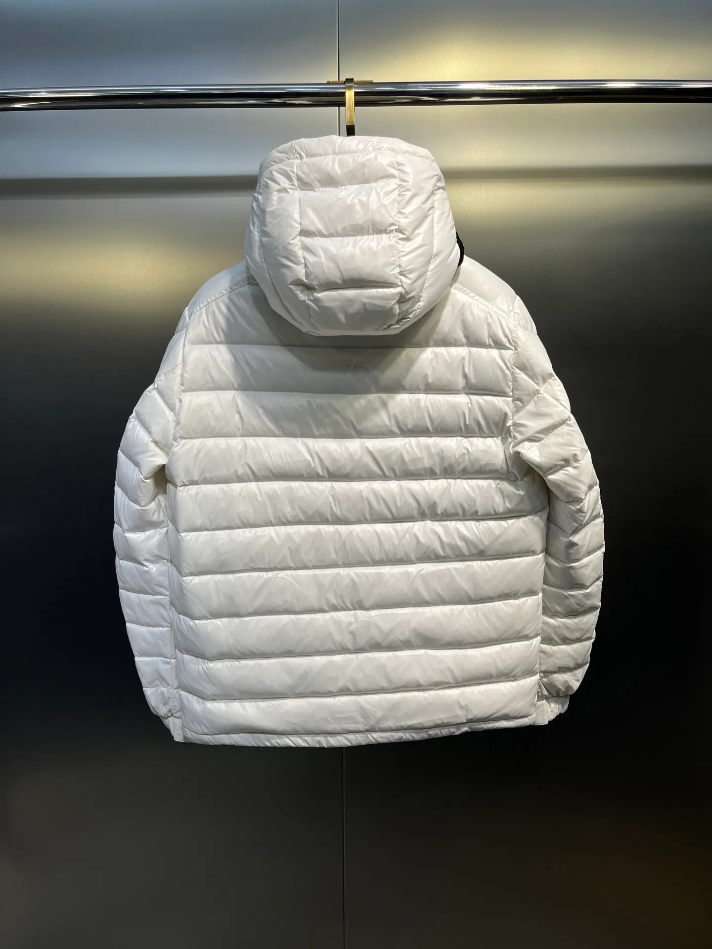 P760 Moncler Moncler's new striped trim logo quilted hooded down jacket, simple and elegant, not picky to wear. Lightweight style, simple and elegant, a must-have for travel. Color: black, white, sky blue, size: 12345