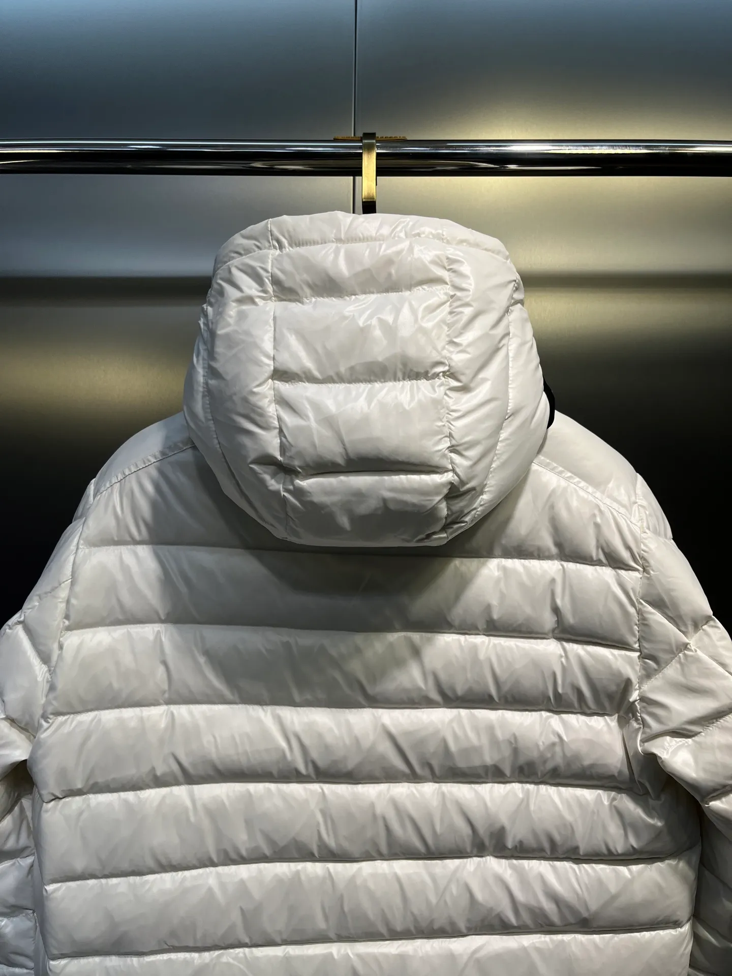 P760 Moncler Moncler's new striped trim logo quilted hooded down jacket, simple and elegant, not picky to wear. Lightweight style, simple and elegant, a must-have for travel. Color: black, white, sky blue, size: 12345