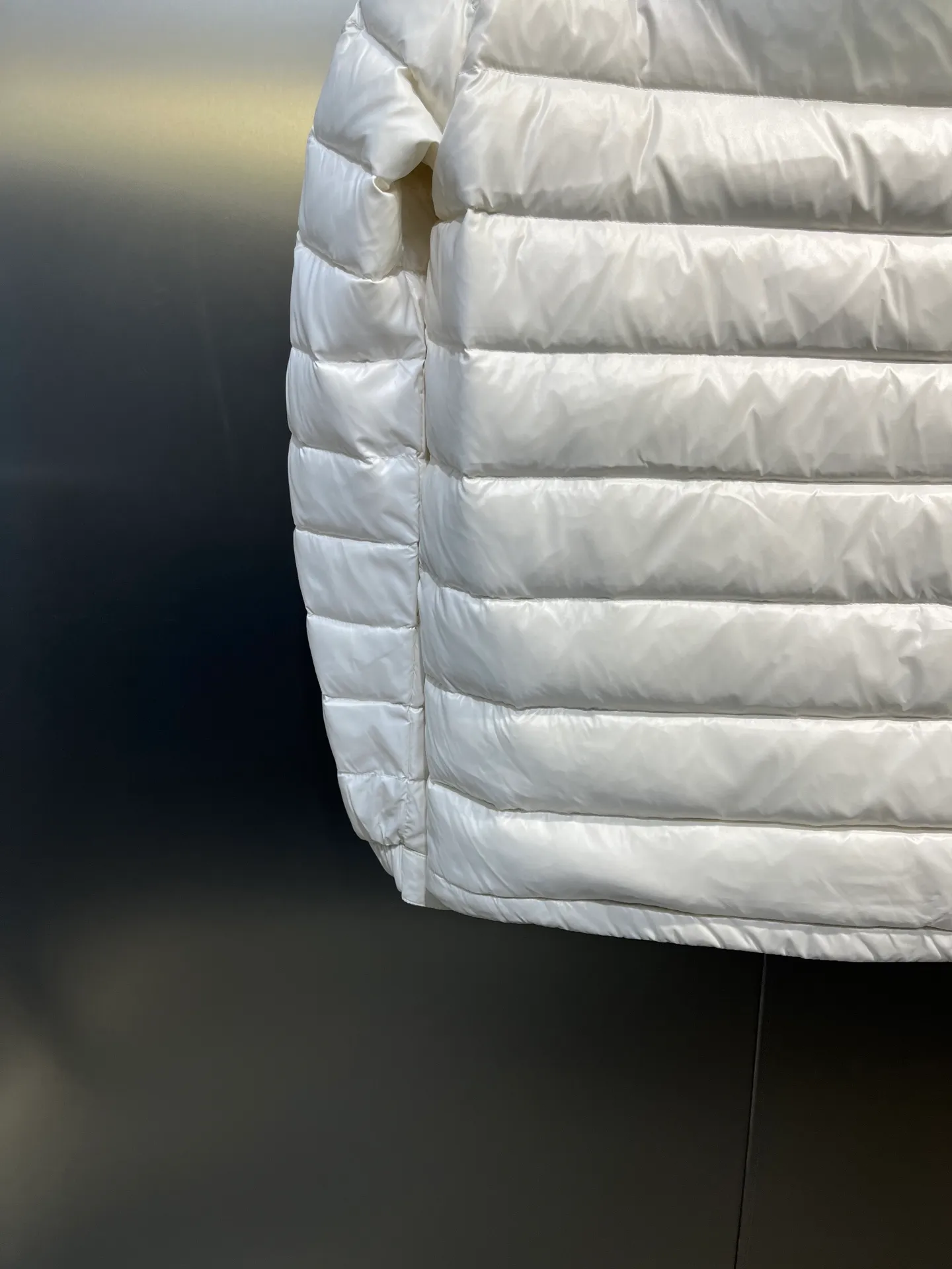 P760 Moncler Moncler's new striped trim logo quilted hooded down jacket, simple and elegant, not picky to wear. Lightweight style, simple and elegant, a must-have for travel. Color: black, white, sky blue, size: 12345