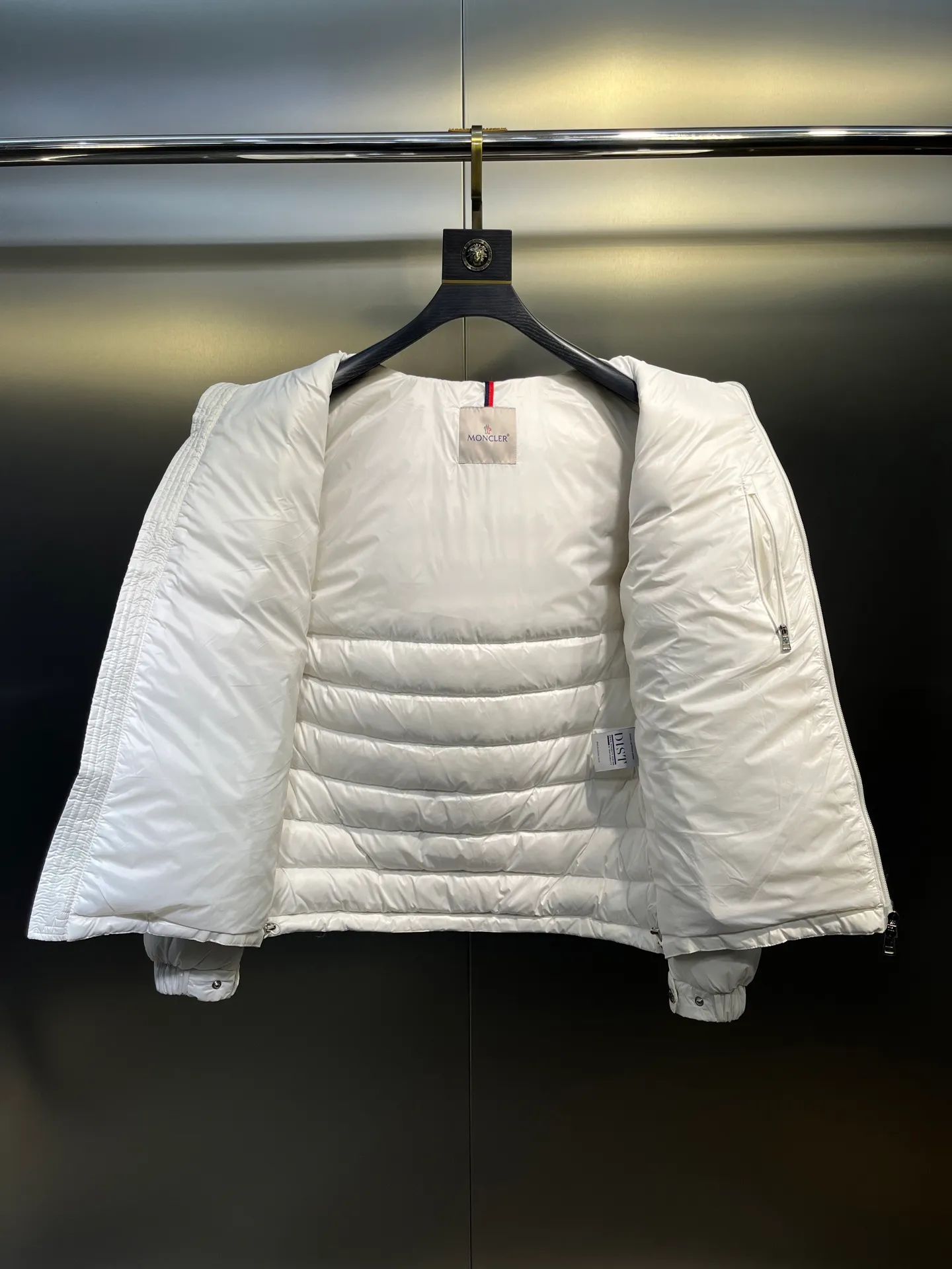 P760 Moncler Moncler's new striped trim logo quilted hooded down jacket, simple and elegant, not picky to wear. Lightweight style, simple and elegant, a must-have for travel. Color: black, white, sky blue, size: 12345