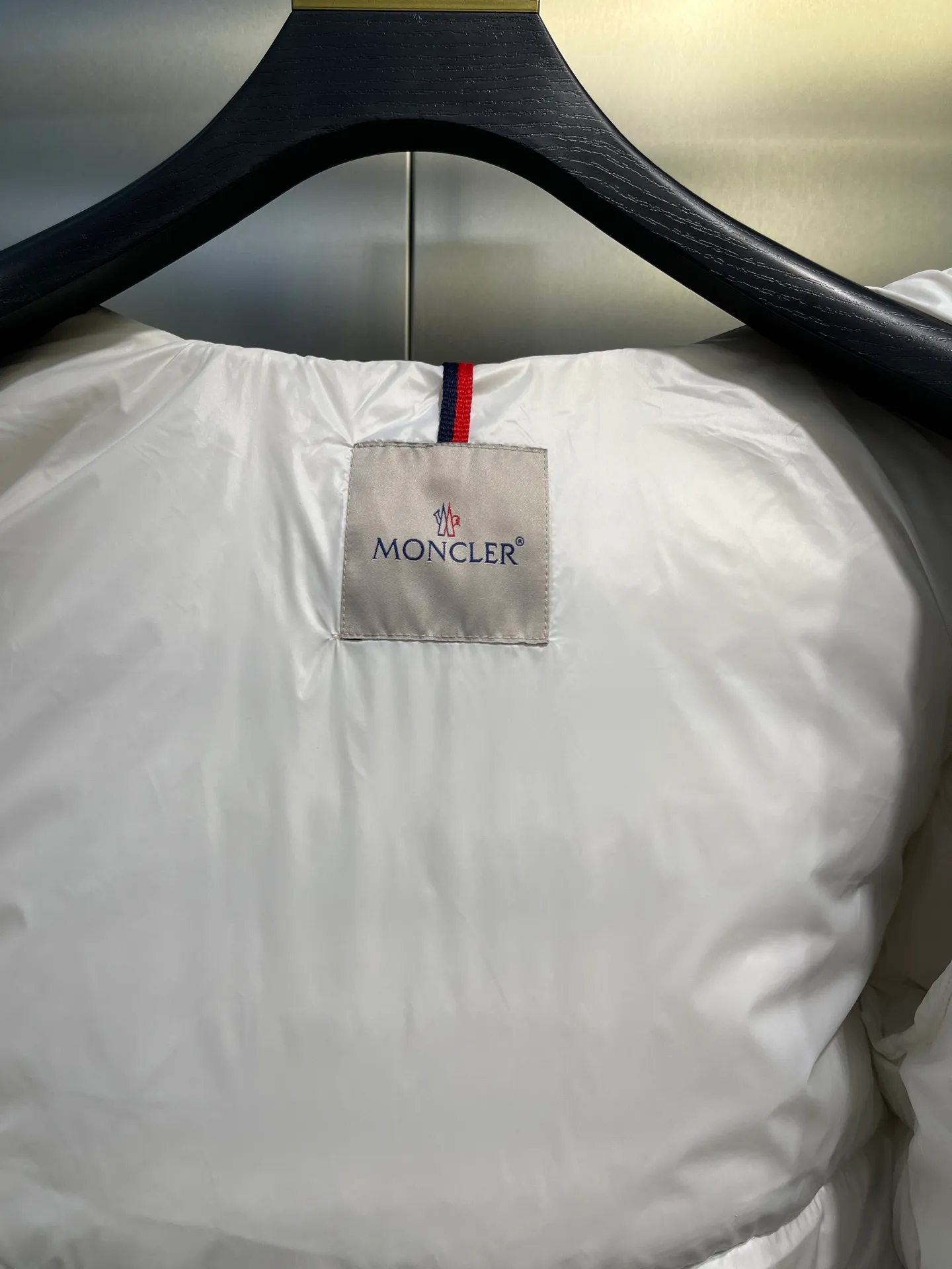 P760 Moncler Moncler's new striped trim logo quilted hooded down jacket, simple and elegant, not picky to wear. Lightweight style, simple and elegant, a must-have for travel. Color: black, white, sky blue, size: 12345