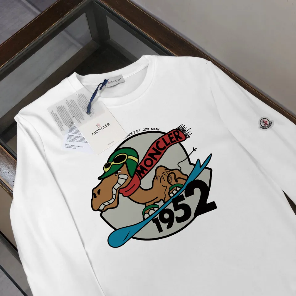 P180, a non-off-the-shelf model, you can trust it. Moncler printed long-sleeved T-shirt, 240g breathable cotton fabric, very soft and comfortable texture, does not shrink, does not deform, does not ball), can be worn alone as a base layer. Original customized accessories, collar label, care mark, hangtag, packaging (perfect details) Color: White Black Size: XS S M L