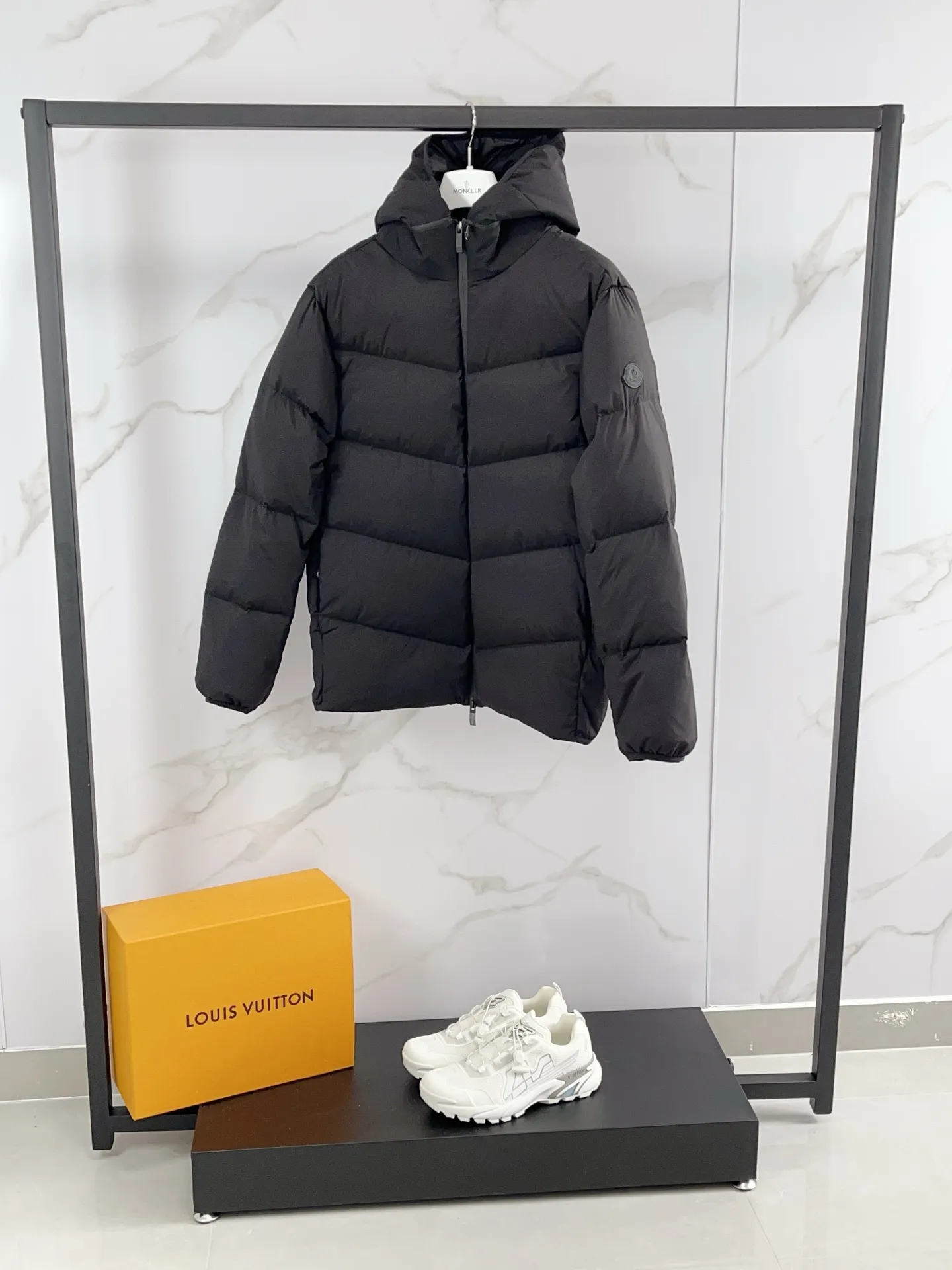 P1060 🆕Moncler down jacket 2025 latest fashion designer down jacket. Every detail shows high-end craftsmanship. The design changes of structural tailoring show the diverse image changes of men. It is slim and neat, and tailored to meet the current popular multi-layered wear. Versatile style for life. Code number: 12345 Color: off-white black
