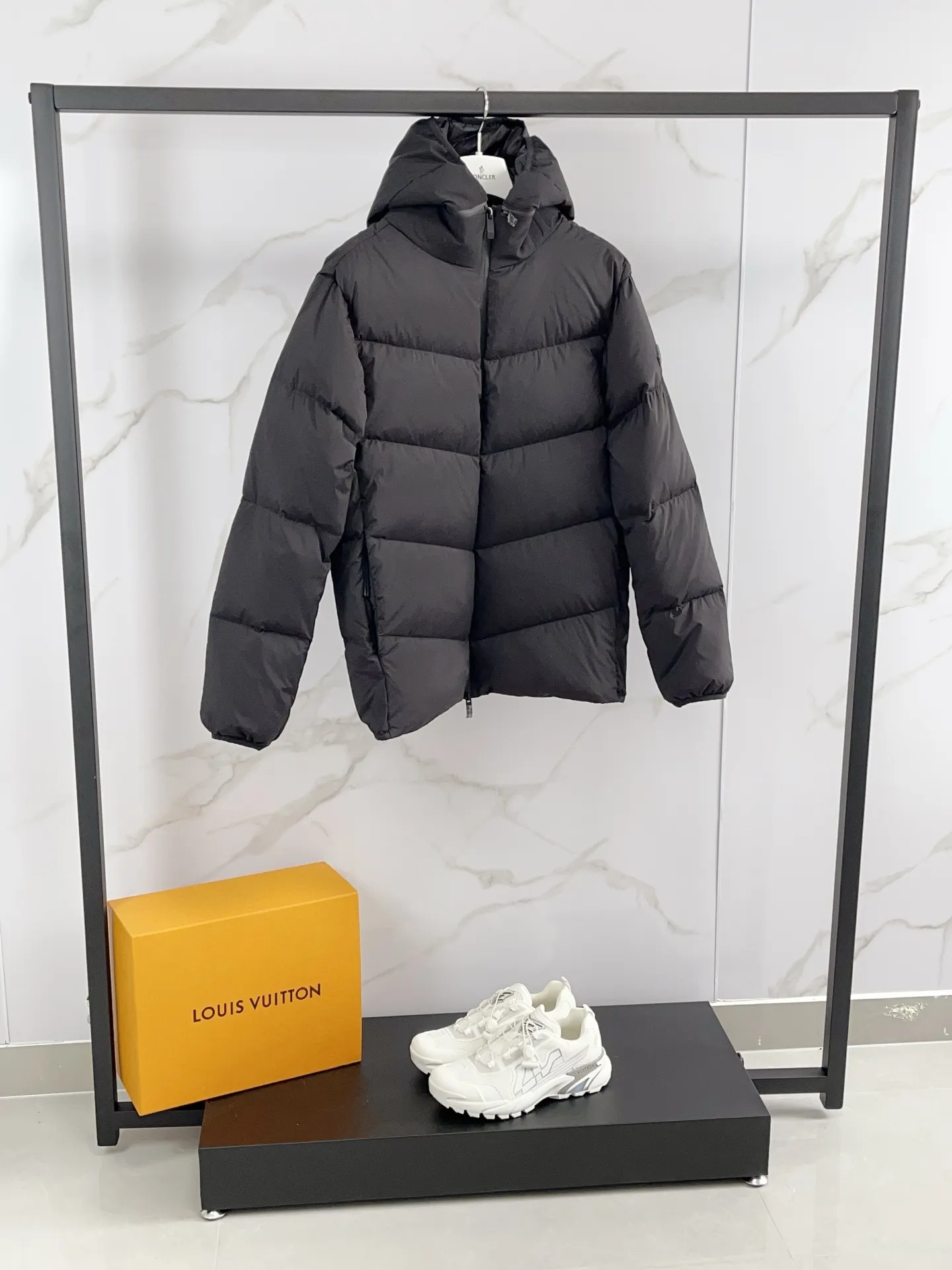 P1060 🆕Moncler down jacket 2025 latest fashion designer down jacket. Every detail shows high-end craftsmanship. The design changes of structural tailoring show the diverse image changes of men. It is slim and neat, and tailored to meet the current popular multi-layered wear. Versatile style for life. Code number: 12345 Color: off-white black