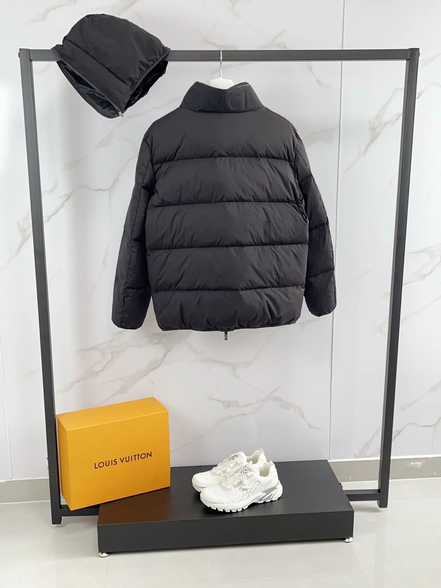 P1060 🆕Moncler down jacket 2025 latest fashion designer down jacket. Every detail shows high-end craftsmanship. The design changes of structural tailoring show the diverse image changes of men. It is slim and neat, and tailored to meet the current popular multi-layered wear. Versatile style for life. Code number: 12345 Color: off-white black