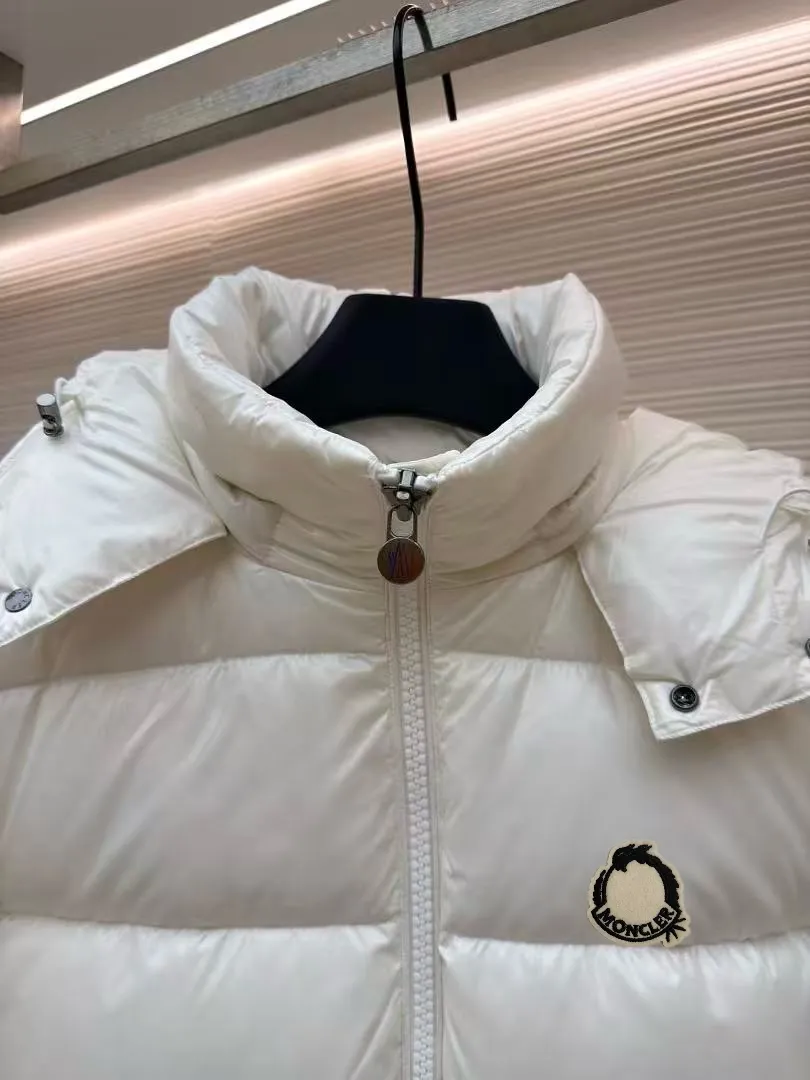 P720 MONCLER Meng Mouth Maya Down Jacket: Color/off-white, black Size: M. L. Zipper pendant with custom logo Fabric: 400D bright nylon, anti-fouling, anti-wrinkle, waterproof and windproof, very wear-resistant, breathable and comfortable.           Embroidery: Straight lines, smooth curves, dense and neat stitches, no jagged edges, flat embroidery surface, no skewed threads, consistent stitch length, no bottom exposed, no overlap, smooth embroidery surface, no ink marks and other stains. Advanced imported embroidery machines are used to ensure embroidery quality.