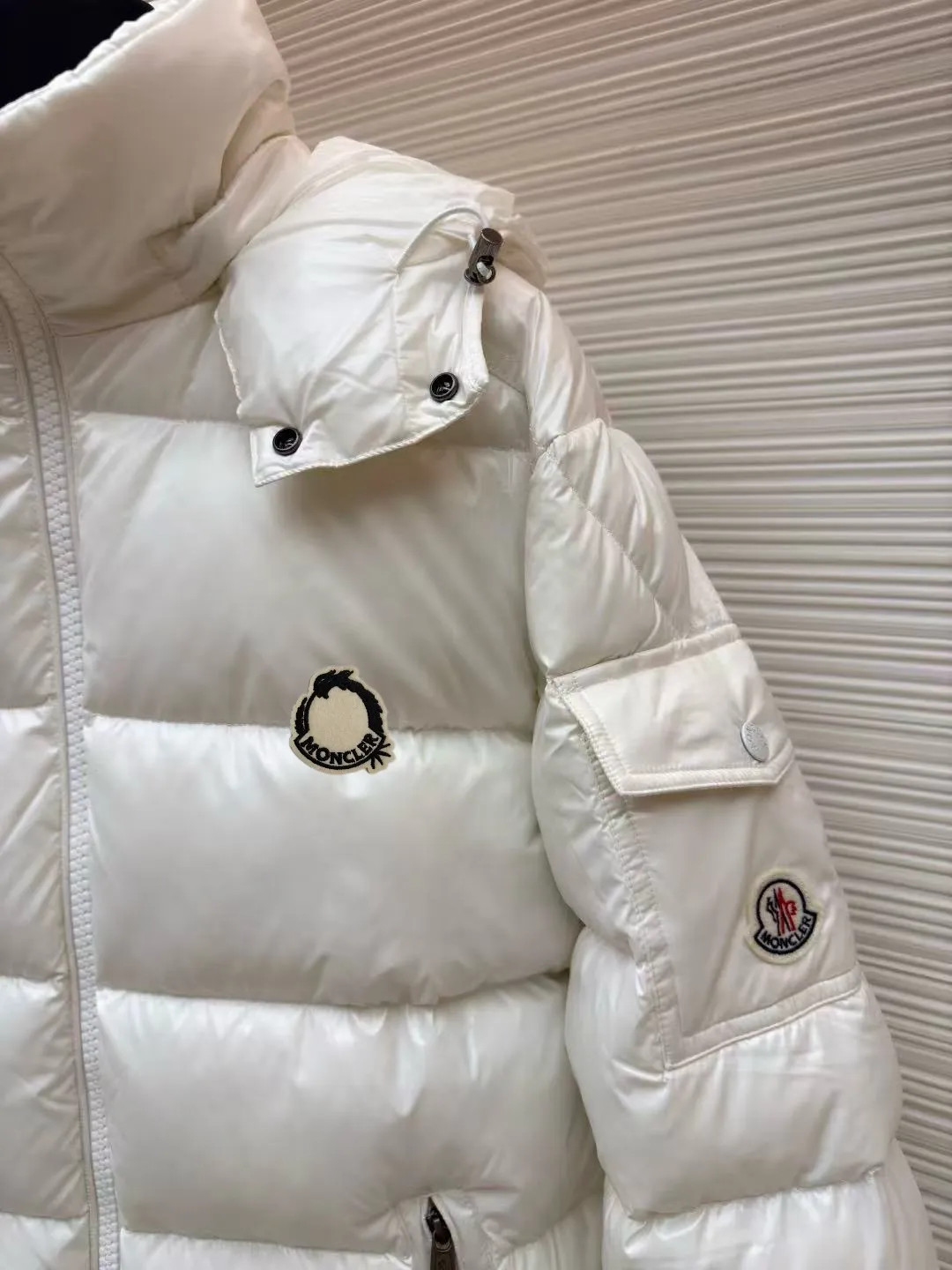 P720 MONCLER Meng Mouth Maya Down Jacket: Color/off-white, black Size: M. L. Zipper pendant with custom logo Fabric: 400D bright nylon, anti-fouling, anti-wrinkle, waterproof and windproof, very wear-resistant, breathable and comfortable.           Embroidery: Straight lines, smooth curves, dense and neat stitches, no jagged edges, flat embroidery surface, no skewed threads, consistent stitch length, no bottom exposed, no overlap, smooth embroidery surface, no ink marks and other stains. Advanced imported embroidery machines are used to ensure embroidery quality.