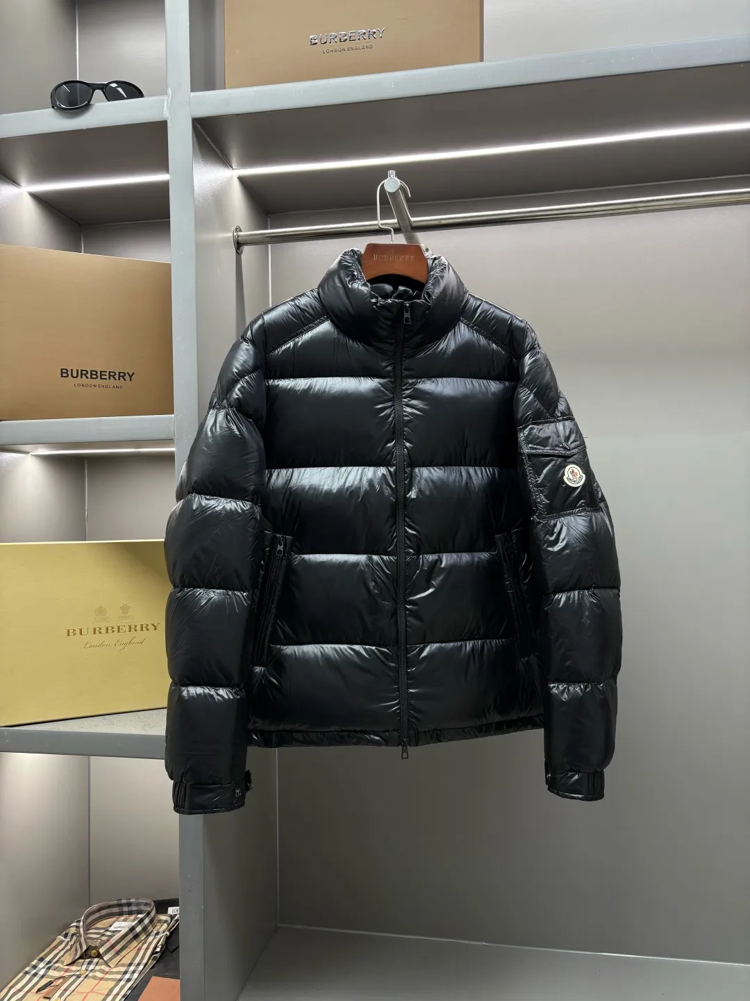 P990 Moncler's new hoodless Maya down jacket, 2025 exclusive latest version, Moncler's hooded | classic popular hooded Maya down jacket ⚠️The best and heavyweight is coming again! ✅Exclusively purchased and developed in 2025, it is the most top-notch version on the Internet. Different from all currencies in the market ⚠️It is emphasized that this model is made from original Nylon laqué nylon fabric imported from special original channels ➕special grade 95 white goose down for the neck ➕the latest hardware from the counter ➕high-quality export foreign trade order OEM.  ⚠️The fabric is made of Nylon laqué bright 100% nylon fabric imported from special original channels. It has a unique luster texture, excellent waterproof and windproof effect, and can effectively resist bad weather. The neck is filled with premium 95 white goose down, making it visually lighter.  The neck is filled with imported special grade 95 white goose down, which is the highest quality among white goose downs. It has excellent thermal performance and comfort experience. Down content: up to more than 95%, almost free of impurities and feathers. Filling power: up to 800-900FP, far exceeding the 500-700FP of ordinary goose down. Cleanliness: 1000+, no odor, and extremely high hygiene standards. Origin: High-quality white geese usually come from the golden velvet-producing belt of 45-53° north latitude. Extremely warm: It can firmly lock the air to form an efficient thermal layer. The thermal insulation effect is 3 times that of ordinary down. It is light and soft: it feels as soft as baby skin, with a light and non-compression feeling. Excellent resilience: it rebounds quickly after compression, maintaining a full and fluffy state for a long time, and has a long service life. Good breathability: It has moisture absorption and moisture removal function to keep the body dry and comfortable. The double-layer liner is still soft and stemless, fluffy and full after the finished product. It has better warmth retention than any version on the market. It is extremely soft when you grab it, no smell, and does not roll into balls. The high-quality goose down makes the whole down jacket fuller and more stylish.  Moncler's new evergreen series classic hoodless Maya down jacket for autumn and winter! The most sought-after and popular series in the classic main line, over-the-counter and official purchases are basically based on rush. This year (2025), all colors of Maya have once again improved on the basis of previous classics. The most intuitive thing is the fabric. The latest advanced customization imported genuine nylon fabric from the original channel. The fabric details and hardware are truly the same as the original ones (‼️Note: The zipper puller was newly revised last year, and all the details of Maya are in place for all colors👌🏻☑️) Hot models are bound to be mixed. Please feel free to compare, and the quality of the sincere work can be judged! A timeless classic product, we sincerely invite all fans to interpret and explore this product together. This will definitely be the best decision you have ever made! !  ❣️Details: Super smooth two-way zipper, which can make you feel safe in wind and snow. Slanted closed pockets are designed on both sides, which not only meet the needs of carrying things but also keep hands warm. There are also pockets on the chest and sleeves inside, which are thoughtful considerations for those who don’t like backpacks. Size: M-XXXL