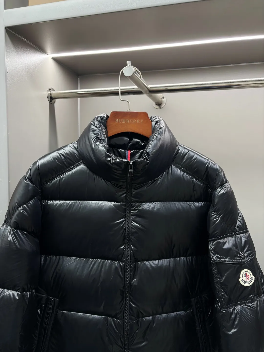 P990 Moncler's new hoodless Maya down jacket, 2025 exclusive latest version, Moncler's hooded | classic popular hooded Maya down jacket ⚠️The best and heavyweight is coming again! ✅Exclusively purchased and developed in 2025, it is the most top-notch version on the Internet. Different from all currencies in the market ⚠️It is emphasized that this model is made from original Nylon laqué nylon fabric imported from special original channels ➕special grade 95 white goose down for the neck ➕the latest hardware from the counter ➕high-quality export foreign trade order OEM.  ⚠️The fabric is made of Nylon laqué bright 100% nylon fabric imported from special original channels. It has a unique luster texture, excellent waterproof and windproof effect, and can effectively resist bad weather. The neck is filled with premium 95 white goose down, making it visually lighter.  The neck is filled with imported special grade 95 white goose down, which is the highest quality among white goose downs. It has excellent thermal performance and comfort experience. Down content: up to more than 95%, almost free of impurities and feathers. Filling power: up to 800-900FP, far exceeding the 500-700FP of ordinary goose down. Cleanliness: 1000+, no odor, and extremely high hygiene standards. Origin: High-quality white geese usually come from the golden velvet-producing belt of 45-53° north latitude. Extremely warm: It can firmly lock the air to form an efficient thermal layer. The thermal insulation effect is 3 times that of ordinary down. It is light and soft: it feels as soft as baby skin, with a light and non-compression feeling. Excellent resilience: it rebounds quickly after compression, maintaining a full and fluffy state for a long time, and has a long service life. Good breathability: It has moisture absorption and moisture removal function to keep the body dry and comfortable. The double-layer liner is still soft and stemless, fluffy and full after the finished product. It has better warmth retention than any version on the market. It is extremely soft when you grab it, no smell, and does not roll into balls. The high-quality goose down makes the whole down jacket fuller and more stylish.  Moncler's new evergreen series classic hoodless Maya down jacket for autumn and winter! The most sought-after and popular series in the classic main line, over-the-counter and official purchases are basically based on rush. This year (2025), all colors of Maya have once again improved on the basis of previous classics. The most intuitive thing is the fabric. The latest advanced customization imported genuine nylon fabric from the original channel. The fabric details and hardware are truly the same as the original ones (‼️Note: The zipper puller was newly revised last year, and all the details of Maya are in place for all colors👌🏻☑️) Hot models are bound to be mixed. Please feel free to compare, and the quality of the sincere work can be judged! A timeless classic product, we sincerely invite all fans to interpret and explore this product together. This will definitely be the best decision you have ever made! !  ❣️Details: Super smooth two-way zipper, which can make you feel safe in wind and snow. Slanted closed pockets are designed on both sides, which not only meet the needs of carrying things but also keep hands warm. There are also pockets on the chest and sleeves inside, which are thoughtful considerations for those who don’t like backpacks. Size: M-XXXL