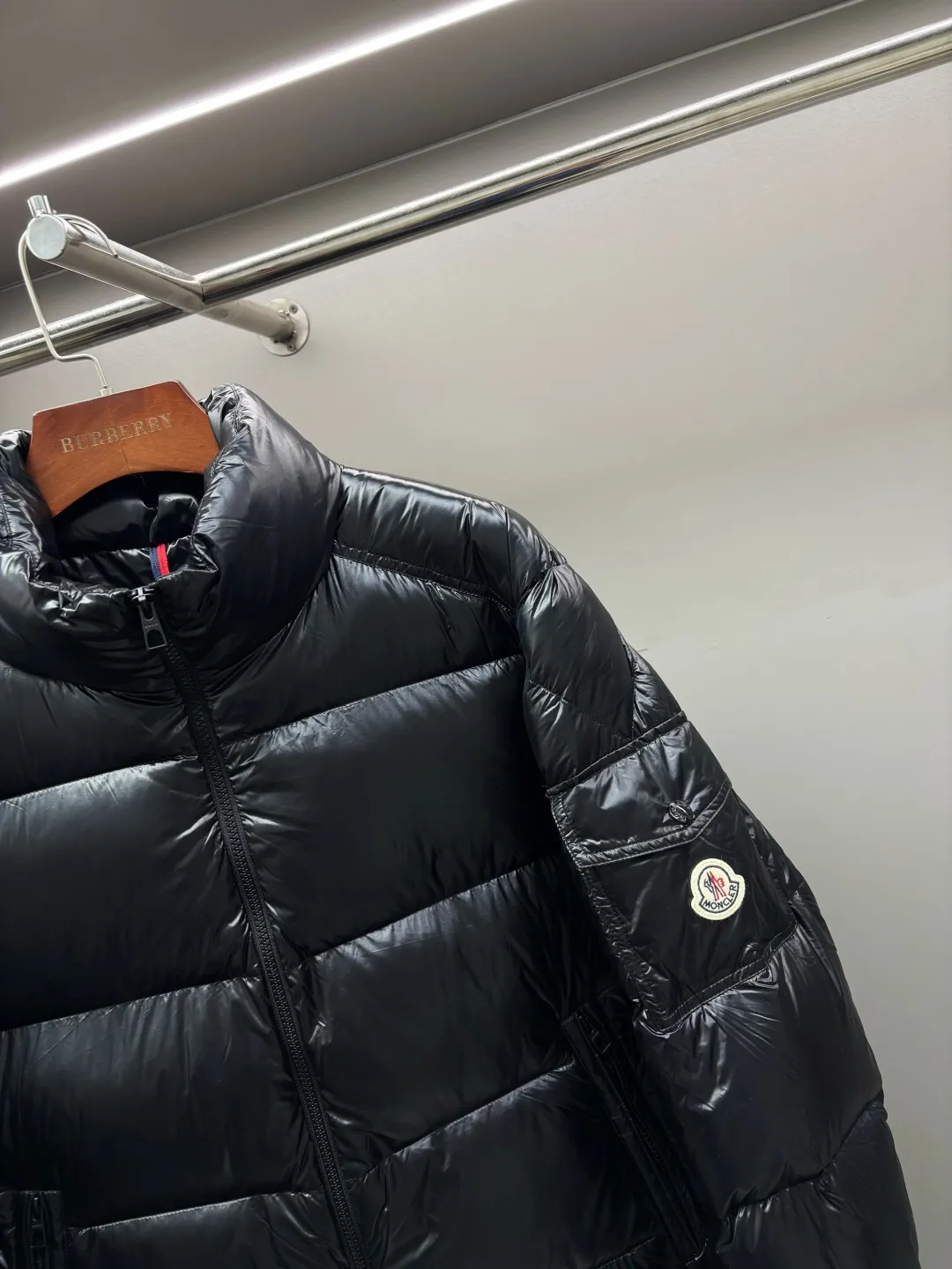 P990 Moncler's new hoodless Maya down jacket, 2025 exclusive latest version, Moncler's hooded | classic popular hooded Maya down jacket ⚠️The best and heavyweight is coming again! ✅Exclusively purchased and developed in 2025, it is the most top-notch version on the Internet. Different from all currencies in the market ⚠️It is emphasized that this model is made from original Nylon laqué nylon fabric imported from special original channels ➕special grade 95 white goose down for the neck ➕the latest hardware from the counter ➕high-quality export foreign trade order OEM.  ⚠️The fabric is made of Nylon laqué bright 100% nylon fabric imported from special original channels. It has a unique luster texture, excellent waterproof and windproof effect, and can effectively resist bad weather. The neck is filled with premium 95 white goose down, making it visually lighter.  The neck is filled with imported special grade 95 white goose down, which is the highest quality among white goose downs. It has excellent thermal performance and comfort experience. Down content: up to more than 95%, almost free of impurities and feathers. Filling power: up to 800-900FP, far exceeding the 500-700FP of ordinary goose down. Cleanliness: 1000+, no odor, and extremely high hygiene standards. Origin: High-quality white geese usually come from the golden velvet-producing belt of 45-53° north latitude. Extremely warm: It can firmly lock the air to form an efficient thermal layer. The thermal insulation effect is 3 times that of ordinary down. It is light and soft: it feels as soft as baby skin, with a light and non-compression feeling. Excellent resilience: it rebounds quickly after compression, maintaining a full and fluffy state for a long time, and has a long service life. Good breathability: It has moisture absorption and moisture removal function to keep the body dry and comfortable. The double-layer liner is still soft and stemless, fluffy and full after the finished product. It has better warmth retention than any version on the market. It is extremely soft when you grab it, no smell, and does not roll into balls. The high-quality goose down makes the whole down jacket fuller and more stylish.  Moncler's new evergreen series classic hoodless Maya down jacket for autumn and winter! The most sought-after and popular series in the classic main line, over-the-counter and official purchases are basically based on rush. This year (2025), all colors of Maya have once again improved on the basis of previous classics. The most intuitive thing is the fabric. The latest advanced customization imported genuine nylon fabric from the original channel. The fabric details and hardware are truly the same as the original ones (‼️Note: The zipper puller was newly revised last year, and all the details of Maya are in place for all colors👌🏻☑️) Hot models are bound to be mixed. Please feel free to compare, and the quality of the sincere work can be judged! A timeless classic product, we sincerely invite all fans to interpret and explore this product together. This will definitely be the best decision you have ever made! !  ❣️Details: Super smooth two-way zipper, which can make you feel safe in wind and snow. Slanted closed pockets are designed on both sides, which not only meet the needs of carrying things but also keep hands warm. There are also pockets on the chest and sleeves inside, which are thoughtful considerations for those who don’t like backpacks. Size: M-XXXL