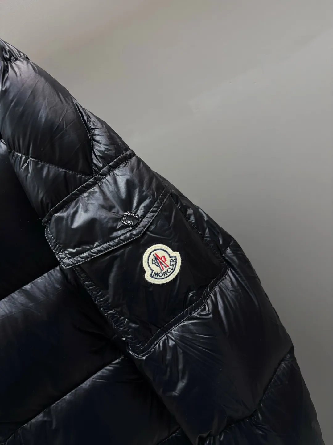 P990 Moncler's new hoodless Maya down jacket, 2025 exclusive latest version, Moncler's hooded | classic popular hooded Maya down jacket ⚠️The best and heavyweight is coming again! ✅Exclusively purchased and developed in 2025, it is the most top-notch version on the Internet. Different from all currencies in the market ⚠️It is emphasized that this model is made from original Nylon laqué nylon fabric imported from special original channels ➕special grade 95 white goose down for the neck ➕the latest hardware from the counter ➕high-quality export foreign trade order OEM.  ⚠️The fabric is made of Nylon laqué bright 100% nylon fabric imported from special original channels. It has a unique luster texture, excellent waterproof and windproof effect, and can effectively resist bad weather. The neck is filled with premium 95 white goose down, making it visually lighter.  The neck is filled with imported special grade 95 white goose down, which is the highest quality among white goose downs. It has excellent thermal performance and comfort experience. Down content: up to more than 95%, almost free of impurities and feathers. Filling power: up to 800-900FP, far exceeding the 500-700FP of ordinary goose down. Cleanliness: 1000+, no odor, and extremely high hygiene standards. Origin: High-quality white geese usually come from the golden velvet-producing belt of 45-53° north latitude. Extremely warm: It can firmly lock the air to form an efficient thermal layer. The thermal insulation effect is 3 times that of ordinary down. It is light and soft: it feels as soft as baby skin, with a light and non-compression feeling. Excellent resilience: it rebounds quickly after compression, maintaining a full and fluffy state for a long time, and has a long service life. Good breathability: It has moisture absorption and moisture removal function to keep the body dry and comfortable. The double-layer liner is still soft and stemless, fluffy and full after the finished product. It has better warmth retention than any version on the market. It is extremely soft when you grab it, no smell, and does not roll into balls. The high-quality goose down makes the whole down jacket fuller and more stylish.  Moncler's new evergreen series classic hoodless Maya down jacket for autumn and winter! The most sought-after and popular series in the classic main line, over-the-counter and official purchases are basically based on rush. This year (2025), all colors of Maya have once again improved on the basis of previous classics. The most intuitive thing is the fabric. The latest advanced customization imported genuine nylon fabric from the original channel. The fabric details and hardware are truly the same as the original ones (‼️Note: The zipper puller was newly revised last year, and all the details of Maya are in place for all colors👌🏻☑️) Hot models are bound to be mixed. Please feel free to compare, and the quality of the sincere work can be judged! A timeless classic product, we sincerely invite all fans to interpret and explore this product together. This will definitely be the best decision you have ever made! !  ❣️Details: Super smooth two-way zipper, which can make you feel safe in wind and snow. Slanted closed pockets are designed on both sides, which not only meet the needs of carrying things but also keep hands warm. There are also pockets on the chest and sleeves inside, which are thoughtful considerations for those who don’t like backpacks. Size: M-XXXL