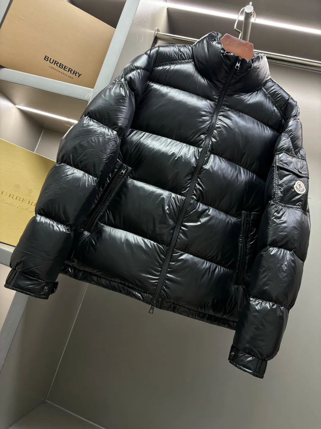 P990 Moncler's new hoodless Maya down jacket, 2025 exclusive latest version, Moncler's hooded | classic popular hooded Maya down jacket ⚠️The best and heavyweight is coming again! ✅Exclusively purchased and developed in 2025, it is the most top-notch version on the Internet. Different from all currencies in the market ⚠️It is emphasized that this model is made from original Nylon laqué nylon fabric imported from special original channels ➕special grade 95 white goose down for the neck ➕the latest hardware from the counter ➕high-quality export foreign trade order OEM.  ⚠️The fabric is made of Nylon laqué bright 100% nylon fabric imported from special original channels. It has a unique luster texture, excellent waterproof and windproof effect, and can effectively resist bad weather. The neck is filled with premium 95 white goose down, making it visually lighter.  The neck is filled with imported special grade 95 white goose down, which is the highest quality among white goose downs. It has excellent thermal performance and comfort experience. Down content: up to more than 95%, almost free of impurities and feathers. Filling power: up to 800-900FP, far exceeding the 500-700FP of ordinary goose down. Cleanliness: 1000+, no odor, and extremely high hygiene standards. Origin: High-quality white geese usually come from the golden velvet-producing belt of 45-53° north latitude. Extremely warm: It can firmly lock the air to form an efficient thermal layer. The thermal insulation effect is 3 times that of ordinary down. It is light and soft: it feels as soft as baby skin, with a light and non-compression feeling. Excellent resilience: it rebounds quickly after compression, maintaining a full and fluffy state for a long time, and has a long service life. Good breathability: It has moisture absorption and moisture removal function to keep the body dry and comfortable. The double-layer liner is still soft and stemless, fluffy and full after the finished product. It has better warmth retention than any version on the market. It is extremely soft when you grab it, no smell, and does not roll into balls. The high-quality goose down makes the whole down jacket fuller and more stylish.  Moncler's new evergreen series classic hoodless Maya down jacket for autumn and winter! The most sought-after and popular series in the classic main line, over-the-counter and official purchases are basically based on rush. This year (2025), all colors of Maya have once again improved on the basis of previous classics. The most intuitive thing is the fabric. The latest advanced customization imported genuine nylon fabric from the original channel. The fabric details and hardware are truly the same as the original ones (‼️Note: The zipper puller was newly revised last year, and all the details of Maya are in place for all colors👌🏻☑️) Hot models are bound to be mixed. Please feel free to compare, and the quality of the sincere work can be judged! A timeless classic product, we sincerely invite all fans to interpret and explore this product together. This will definitely be the best decision you have ever made! !  ❣️Details: Super smooth two-way zipper, which can make you feel safe in wind and snow. Slanted closed pockets are designed on both sides, which not only meet the needs of carrying things but also keep hands warm. There are also pockets on the chest and sleeves inside, which are thoughtful considerations for those who don’t like backpacks. Size: M-XXXL