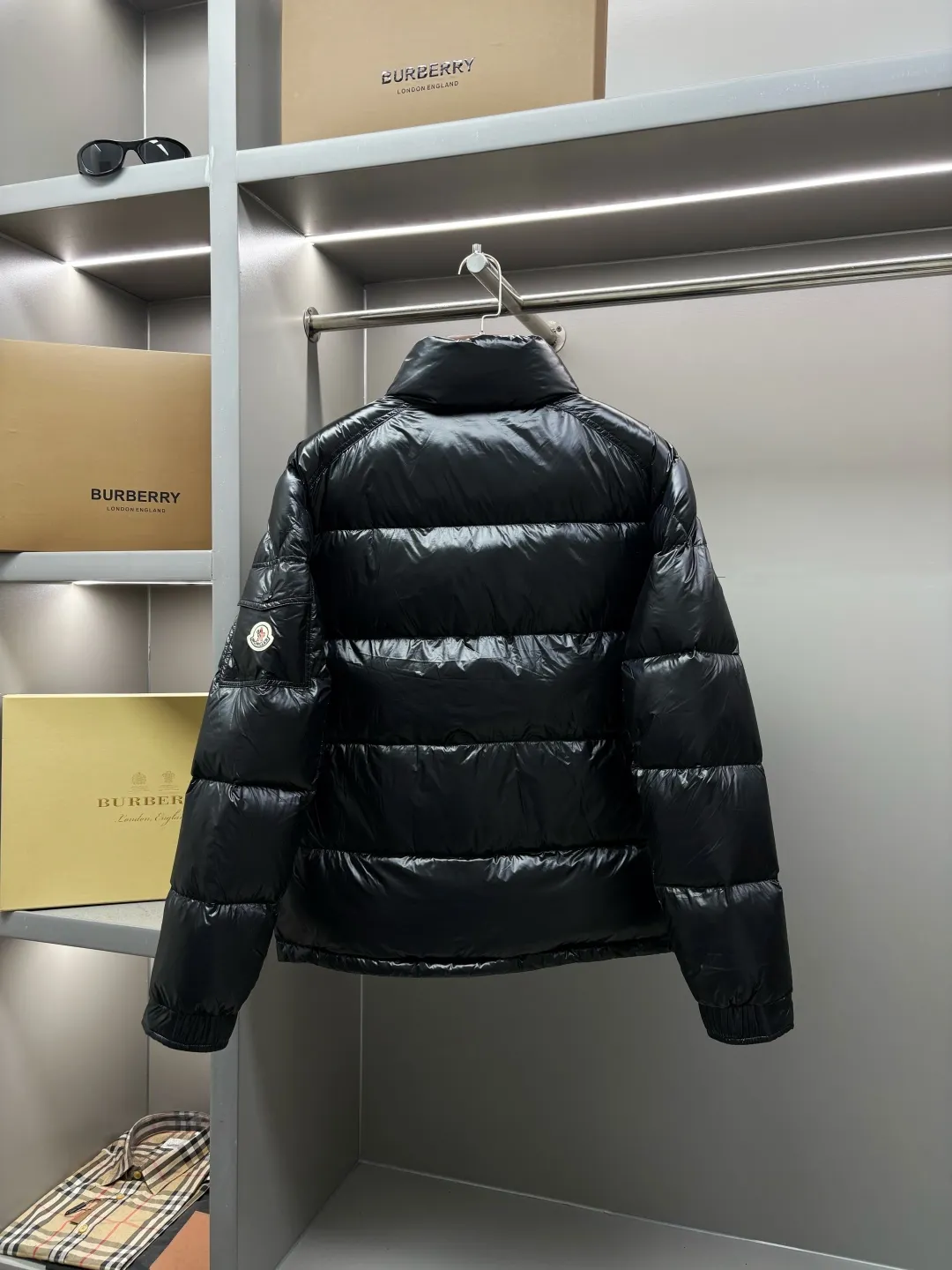 P990 Moncler's new hoodless Maya down jacket, 2025 exclusive latest version, Moncler's hooded | classic popular hooded Maya down jacket ⚠️The best and heavyweight is coming again! ✅Exclusively purchased and developed in 2025, it is the most top-notch version on the Internet. Different from all currencies in the market ⚠️It is emphasized that this model is made from original Nylon laqué nylon fabric imported from special original channels ➕special grade 95 white goose down for the neck ➕the latest hardware from the counter ➕high-quality export foreign trade order OEM.  ⚠️The fabric is made of Nylon laqué bright 100% nylon fabric imported from special original channels. It has a unique luster texture, excellent waterproof and windproof effect, and can effectively resist bad weather. The neck is filled with premium 95 white goose down, making it visually lighter.  The neck is filled with imported special grade 95 white goose down, which is the highest quality among white goose downs. It has excellent thermal performance and comfort experience. Down content: up to more than 95%, almost free of impurities and feathers. Filling power: up to 800-900FP, far exceeding the 500-700FP of ordinary goose down. Cleanliness: 1000+, no odor, and extremely high hygiene standards. Origin: High-quality white geese usually come from the golden velvet-producing belt of 45-53° north latitude. Extremely warm: It can firmly lock the air to form an efficient thermal layer. The thermal insulation effect is 3 times that of ordinary down. It is light and soft: it feels as soft as baby skin, with a light and non-compression feeling. Excellent resilience: it rebounds quickly after compression, maintaining a full and fluffy state for a long time, and has a long service life. Good breathability: It has moisture absorption and moisture removal function to keep the body dry and comfortable. The double-layer liner is still soft and stemless, fluffy and full after the finished product. It has better warmth retention than any version on the market. It is extremely soft when you grab it, no smell, and does not roll into balls. The high-quality goose down makes the whole down jacket fuller and more stylish.  Moncler's new evergreen series classic hoodless Maya down jacket for autumn and winter! The most sought-after and popular series in the classic main line, over-the-counter and official purchases are basically based on rush. This year (2025), all colors of Maya have once again improved on the basis of previous classics. The most intuitive thing is the fabric. The latest advanced customization imported genuine nylon fabric from the original channel. The fabric details and hardware are truly the same as the original ones (‼️Note: The zipper puller was newly revised last year, and all the details of Maya are in place for all colors👌🏻☑️) Hot models are bound to be mixed. Please feel free to compare, and the quality of the sincere work can be judged! A timeless classic product, we sincerely invite all fans to interpret and explore this product together. This will definitely be the best decision you have ever made! !  ❣️Details: Super smooth two-way zipper, which can make you feel safe in wind and snow. Slanted closed pockets are designed on both sides, which not only meet the needs of carrying things but also keep hands warm. There are also pockets on the chest and sleeves inside, which are thoughtful considerations for those who don’t like backpacks. Size: M-XXXL