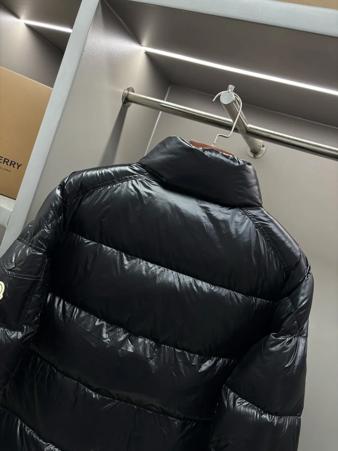 P990 Moncler's new hoodless Maya down jacket, 2025 exclusive latest version, Moncler's hooded | classic popular hooded Maya down jacket ⚠️The best and heavyweight is coming again! ✅Exclusively purchased and developed in 2025, it is the most top-notch version on the Internet. Different from all currencies in the market ⚠️It is emphasized that this model is made from original Nylon laqué nylon fabric imported from special original channels ➕special grade 95 white goose down for the neck ➕the latest hardware from the counter ➕high-quality export foreign trade order OEM.  ⚠️The fabric is made of Nylon laqué bright 100% nylon fabric imported from special original channels. It has a unique luster texture, excellent waterproof and windproof effect, and can effectively resist bad weather. The neck is filled with premium 95 white goose down, making it visually lighter.  The neck is filled with imported special grade 95 white goose down, which is the highest quality among white goose downs. It has excellent thermal performance and comfort experience. Down content: up to more than 95%, almost free of impurities and feathers. Filling power: up to 800-900FP, far exceeding the 500-700FP of ordinary goose down. Cleanliness: 1000+, no odor, and extremely high hygiene standards. Origin: High-quality white geese usually come from the golden velvet-producing belt of 45-53° north latitude. Extremely warm: It can firmly lock the air to form an efficient thermal layer. The thermal insulation effect is 3 times that of ordinary down. It is light and soft: it feels as soft as baby skin, with a light and non-compression feeling. Excellent resilience: it rebounds quickly after compression, maintaining a full and fluffy state for a long time, and has a long service life. Good breathability: It has moisture absorption and moisture removal function to keep the body dry and comfortable. The double-layer liner is still soft and stemless, fluffy and full after the finished product. It has better warmth retention than any version on the market. It is extremely soft when you grab it, no smell, and does not roll into balls. The high-quality goose down makes the whole down jacket fuller and more stylish.  Moncler's new evergreen series classic hoodless Maya down jacket for autumn and winter! The most sought-after and popular series in the classic main line, over-the-counter and official purchases are basically based on rush. This year (2025), all colors of Maya have once again improved on the basis of previous classics. The most intuitive thing is the fabric. The latest advanced customization imported genuine nylon fabric from the original channel. The fabric details and hardware are truly the same as the original ones (‼️Note: The zipper puller was newly revised last year, and all the details of Maya are in place for all colors👌🏻☑️) Hot models are bound to be mixed. Please feel free to compare, and the quality of the sincere work can be judged! A timeless classic product, we sincerely invite all fans to interpret and explore this product together. This will definitely be the best decision you have ever made! !  ❣️Details: Super smooth two-way zipper, which can make you feel safe in wind and snow. Slanted closed pockets are designed on both sides, which not only meet the needs of carrying things but also keep hands warm. There are also pockets on the chest and sleeves inside, which are thoughtful considerations for those who don’t like backpacks. Size: M-XXXL