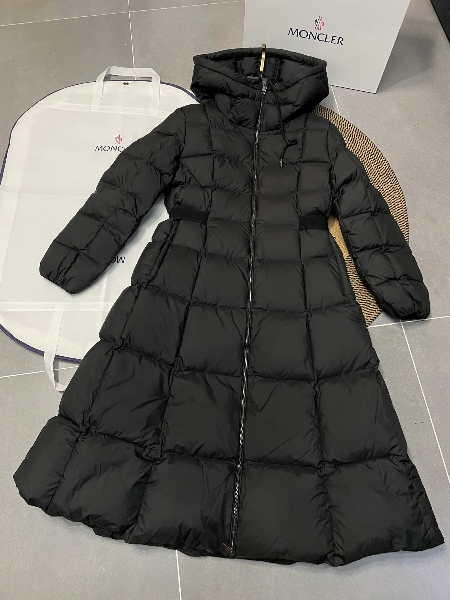 P1000 moncler 🌟New winter product, long women's down jacket (⚠️super-grade duck down filling, tag barcode model number corresponds to the official website, tag has built-in NFC inductive anti-counterfeiting, this filling technology is in the skirt, super downy one) hot style that the fugitive princess must buy. Women's long down jacket interprets classic items with new proportions, showing impeccable fashion style. Product Details Made from polyester, this long down jacket has a slim, wide silhouette with a nipped-in waist and lightweight lining. The sculpted hood adds a finishing touch. Made of polyester lining • Down filled • Adjustable hood • Zipper closure • Zippered pockets • Elastic waist • Logo patch Sizes: 0-3 Fairy