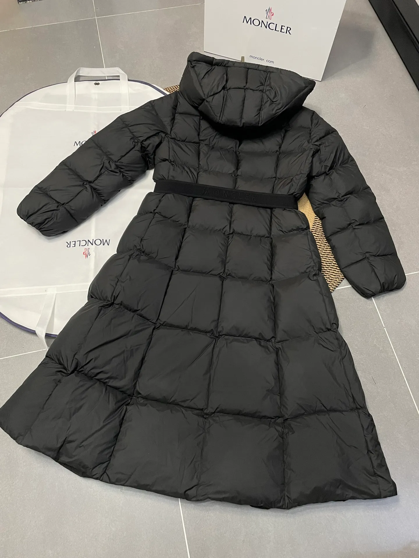 P1000 moncler 🌟New winter product, long women's down jacket (⚠️super-grade duck down filling, tag barcode model number corresponds to the official website, tag has built-in NFC inductive anti-counterfeiting, this filling technology is in the skirt, super downy one) hot style that the fugitive princess must buy. Women's long down jacket interprets classic items with new proportions, showing impeccable fashion style. Product Details Made from polyester, this long down jacket has a slim, wide silhouette with a nipped-in waist and lightweight lining. The sculpted hood adds a finishing touch. Made of polyester lining • Down filled • Adjustable hood • Zipper closure • Zippered pockets • Elastic waist • Logo patch Sizes: 0-3 Fairy