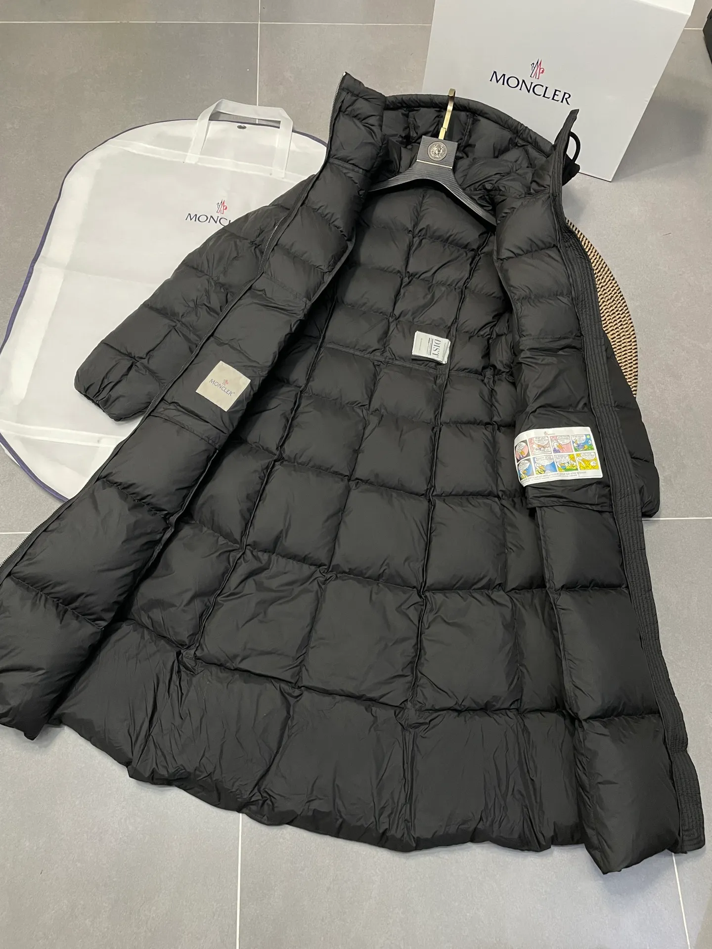 P1000 moncler 🌟New winter product, long women's down jacket (⚠️super-grade duck down filling, tag barcode model number corresponds to the official website, tag has built-in NFC inductive anti-counterfeiting, this filling technology is in the skirt, super downy one) hot style that the fugitive princess must buy. Women's long down jacket interprets classic items with new proportions, showing impeccable fashion style. Product Details Made from polyester, this long down jacket has a slim, wide silhouette with a nipped-in waist and lightweight lining. The sculpted hood adds a finishing touch. Made of polyester lining • Down filled • Adjustable hood • Zipper closure • Zippered pockets • Elastic waist • Logo patch Sizes: 0-3 Fairy