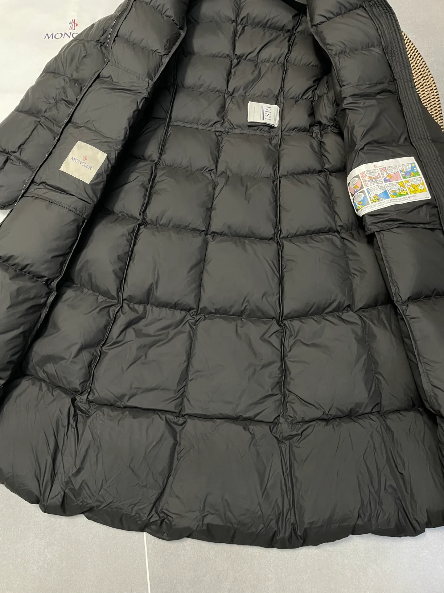 P1000 moncler 🌟New winter product, long women's down jacket (⚠️super-grade duck down filling, tag barcode model number corresponds to the official website, tag has built-in NFC inductive anti-counterfeiting, this filling technology is in the skirt, super downy one) hot style that the fugitive princess must buy. Women's long down jacket interprets classic items with new proportions, showing impeccable fashion style. Product Details Made from polyester, this long down jacket has a slim, wide silhouette with a nipped-in waist and lightweight lining. The sculpted hood adds a finishing touch. Made of polyester lining • Down filled • Adjustable hood • Zipper closure • Zippered pockets • Elastic waist • Logo patch Sizes: 0-3 Fairy