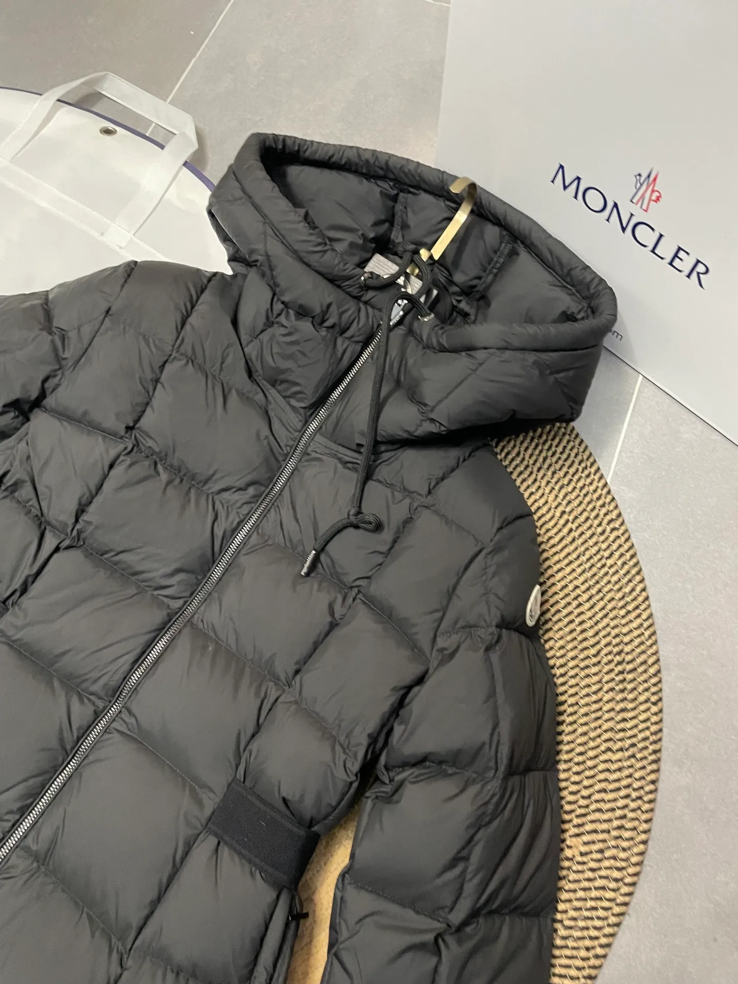 P1000 moncler 🌟New winter product, long women's down jacket (⚠️super-grade duck down filling, tag barcode model number corresponds to the official website, tag has built-in NFC inductive anti-counterfeiting, this filling technology is in the skirt, super downy one) hot style that the fugitive princess must buy. Women's long down jacket interprets classic items with new proportions, showing impeccable fashion style. Product Details Made from polyester, this long down jacket has a slim, wide silhouette with a nipped-in waist and lightweight lining. The sculpted hood adds a finishing touch. Made of polyester lining • Down filled • Adjustable hood • Zipper closure • Zippered pockets • Elastic waist • Logo patch Sizes: 0-3 Fairy