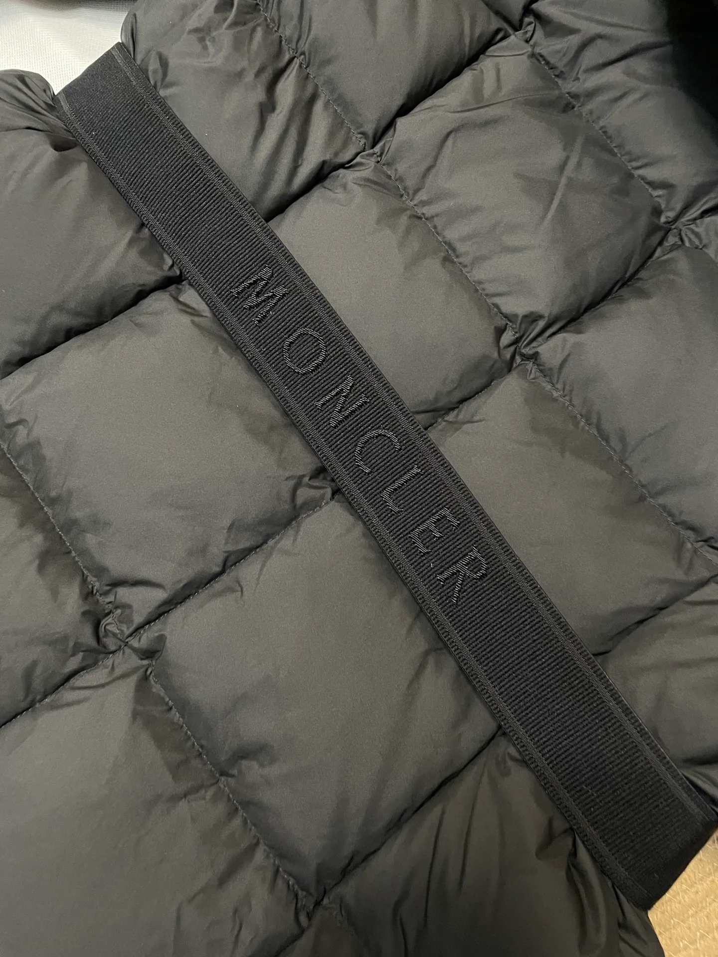 P1000 moncler 🌟New winter product, long women's down jacket (⚠️super-grade duck down filling, tag barcode model number corresponds to the official website, tag has built-in NFC inductive anti-counterfeiting, this filling technology is in the skirt, super downy one) hot style that the fugitive princess must buy. Women's long down jacket interprets classic items with new proportions, showing impeccable fashion style. Product Details Made from polyester, this long down jacket has a slim, wide silhouette with a nipped-in waist and lightweight lining. The sculpted hood adds a finishing touch. Made of polyester lining • Down filled • Adjustable hood • Zipper closure • Zippered pockets • Elastic waist • Logo patch Sizes: 0-3 Fairy