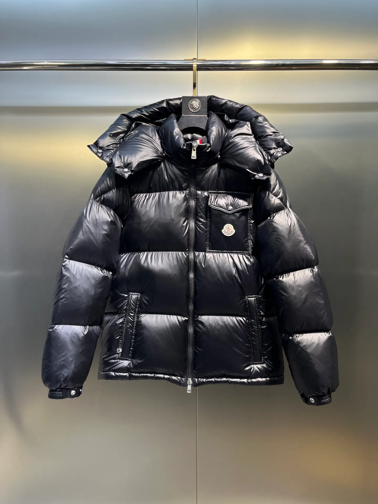 P700 moncler🌟 Black Mouth Rainbow Strips🌈 (double zipper, top version comes with handbag) Moncler Moncler Moncler Maya Ribbon Double Zipper Series Classic and versatile down jacket for men and women. There are too many versions on the market, quality and price are proportional. ➖Authentic synchronous anti-counterfeiting chip induction! ➖The high version of the classic series will never be misleading like false goose down! ➖15d nylon fabric lining is of the highest standard, never velvet! ➖The original Velcro is durable, and the accessories and hardware are all custom-made from the original factory, 100% restoring the replica quality! ➖The perfect combination of every link ensures the smoothness of every piece of clothing, the Rolls-Royce of down jackets!   Size: 1-5