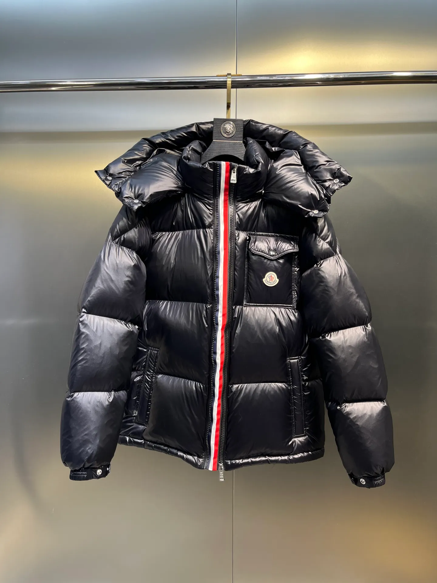 P700 moncler🌟 Black Mouth Rainbow Strips🌈 (double zipper, top version comes with handbag) Moncler Moncler Moncler Maya Ribbon Double Zipper Series Classic and versatile down jacket for men and women. There are too many versions on the market, quality and price are proportional. ➖Authentic synchronous anti-counterfeiting chip induction! ➖The high version of the classic series will never be misleading like false goose down! ➖15d nylon fabric lining is of the highest standard, never velvet! ➖The original Velcro is durable, and the accessories and hardware are all custom-made from the original factory, 100% restoring the replica quality! ➖The perfect combination of every link ensures the smoothness of every piece of clothing, the Rolls-Royce of down jackets!   Size: 1-5