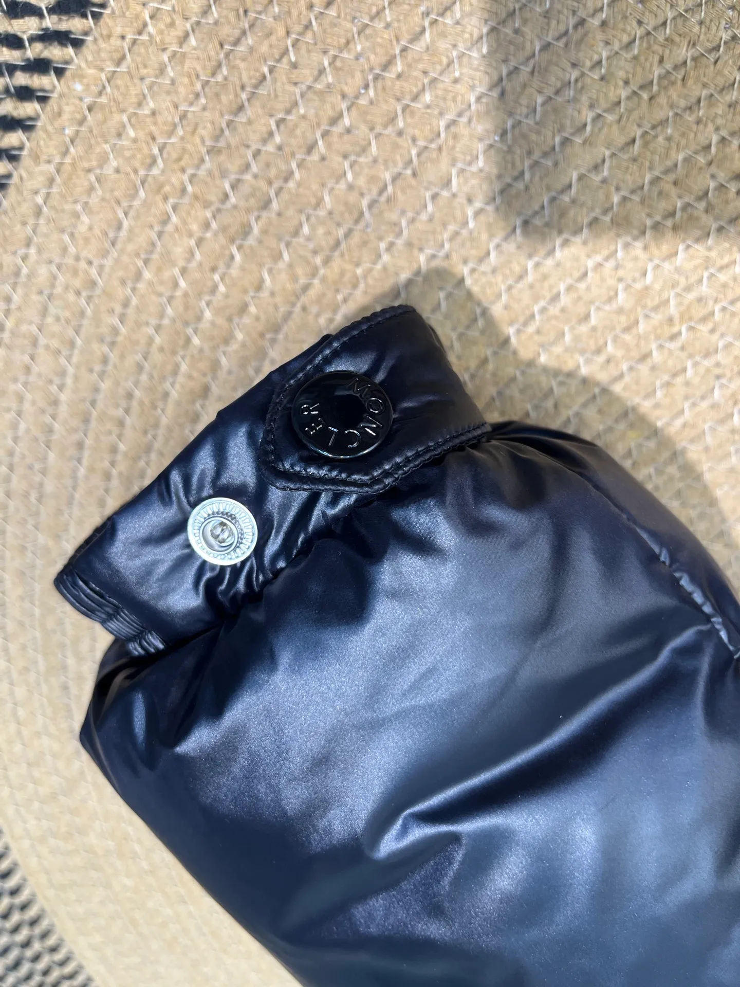 P700 moncler🌟 Black Mouth Rainbow Strips🌈 (double zipper, top version comes with handbag) Moncler Moncler Moncler Maya Ribbon Double Zipper Series Classic and versatile down jacket for men and women. There are too many versions on the market, quality and price are proportional. ➖Authentic synchronous anti-counterfeiting chip induction! ➖The high version of the classic series will never be misleading like false goose down! ➖15d nylon fabric lining is of the highest standard, never velvet! ➖The original Velcro is durable, and the accessories and hardware are all custom-made from the original factory, 100% restoring the replica quality! ➖The perfect combination of every link ensures the smoothness of every piece of clothing, the Rolls-Royce of down jackets!   Size: 1-5