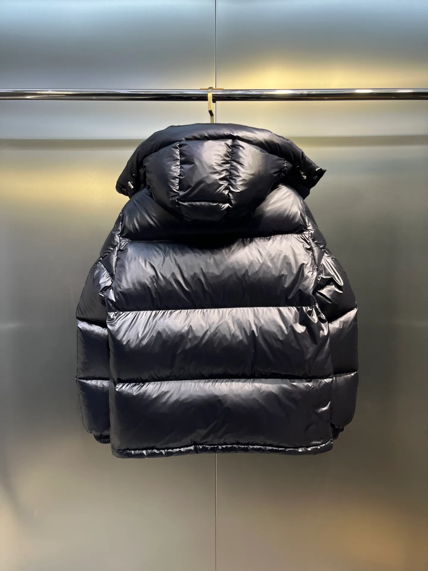 P700 moncler🌟 Black Mouth Rainbow Strips🌈 (double zipper, top version comes with handbag) Moncler Moncler Moncler Maya Ribbon Double Zipper Series Classic and versatile down jacket for men and women. There are too many versions on the market, quality and price are proportional. ➖Authentic synchronous anti-counterfeiting chip induction! ➖The high version of the classic series will never be misleading like false goose down! ➖15d nylon fabric lining is of the highest standard, never velvet! ➖The original Velcro is durable, and the accessories and hardware are all custom-made from the original factory, 100% restoring the replica quality! ➖The perfect combination of every link ensures the smoothness of every piece of clothing, the Rolls-Royce of down jackets!   Size: 1-5