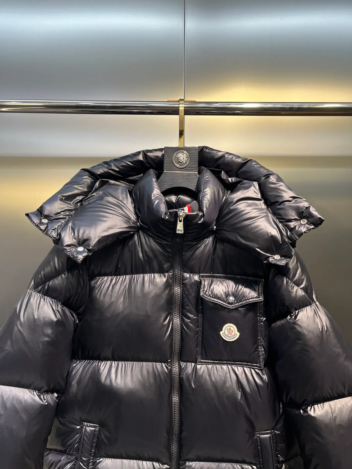 P700 moncler🌟 Black Mouth Rainbow Strips🌈 (double zipper, top version comes with handbag) Moncler Moncler Moncler Maya Ribbon Double Zipper Series Classic and versatile down jacket for men and women. There are too many versions on the market, quality and price are proportional. ➖Authentic synchronous anti-counterfeiting chip induction! ➖The high version of the classic series will never be misleading like false goose down! ➖15d nylon fabric lining is of the highest standard, never velvet! ➖The original Velcro is durable, and the accessories and hardware are all custom-made from the original factory, 100% restoring the replica quality! ➖The perfect combination of every link ensures the smoothness of every piece of clothing, the Rolls-Royce of down jackets!   Size: 1-5