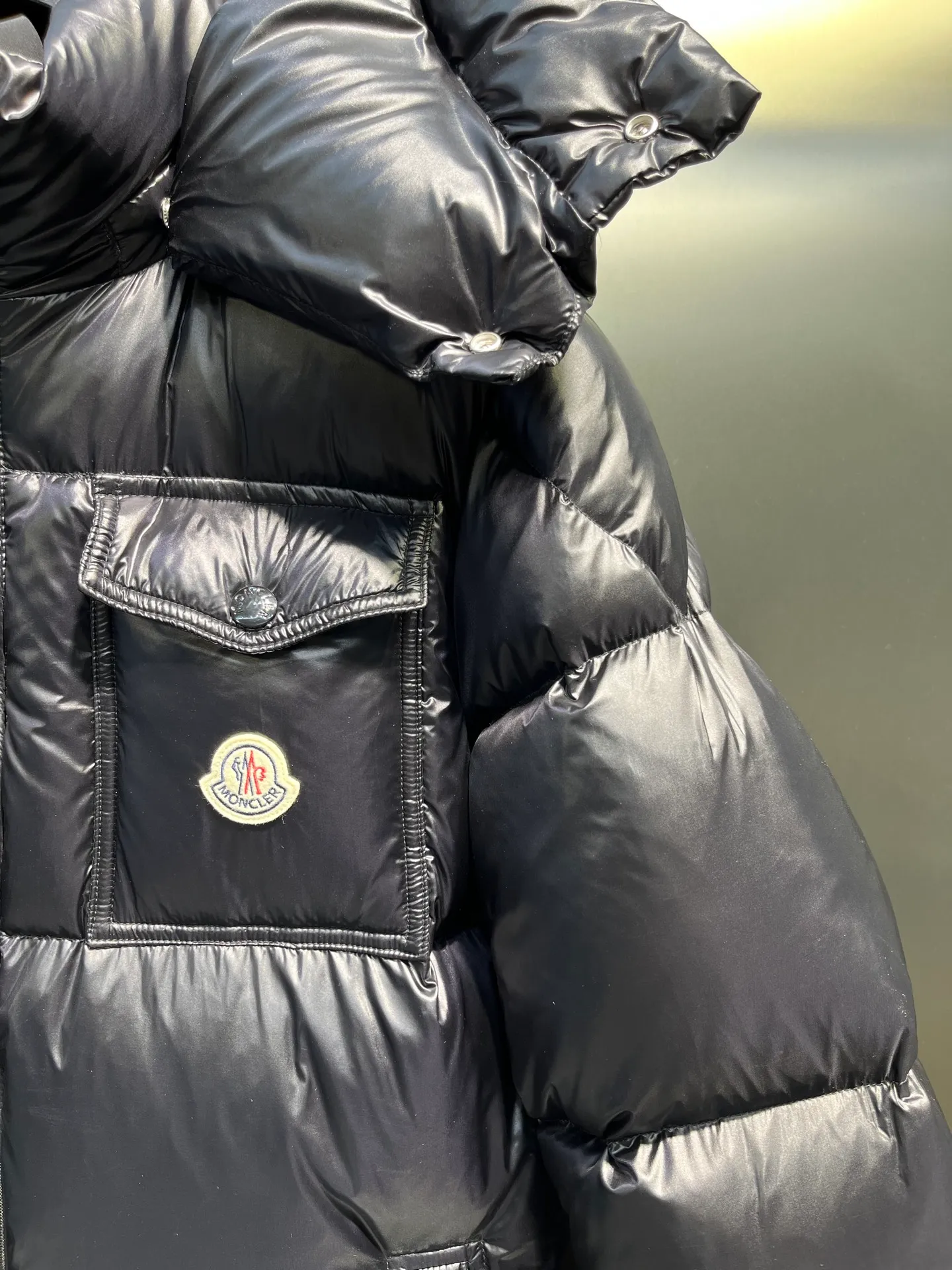 P700 moncler🌟 Black Mouth Rainbow Strips🌈 (double zipper, top version comes with handbag) Moncler Moncler Moncler Maya Ribbon Double Zipper Series Classic and versatile down jacket for men and women. There are too many versions on the market, quality and price are proportional. ➖Authentic synchronous anti-counterfeiting chip induction! ➖The high version of the classic series will never be misleading like false goose down! ➖15d nylon fabric lining is of the highest standard, never velvet! ➖The original Velcro is durable, and the accessories and hardware are all custom-made from the original factory, 100% restoring the replica quality! ➖The perfect combination of every link ensures the smoothness of every piece of clothing, the Rolls-Royce of down jackets!   Size: 1-5