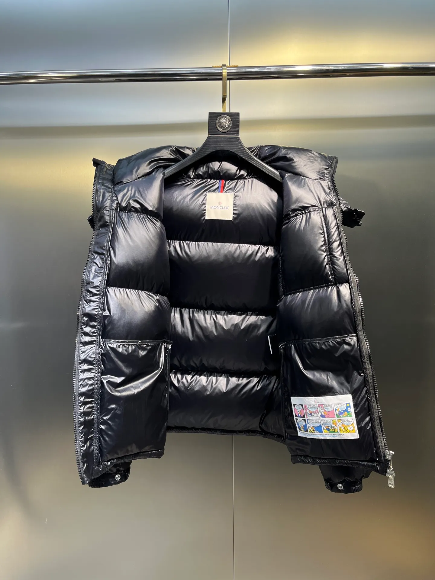 P700 moncler🌟 Black Mouth Rainbow Strips🌈 (double zipper, top version comes with handbag) Moncler Moncler Moncler Maya Ribbon Double Zipper Series Classic and versatile down jacket for men and women. There are too many versions on the market, quality and price are proportional. ➖Authentic synchronous anti-counterfeiting chip induction! ➖The high version of the classic series will never be misleading like false goose down! ➖15d nylon fabric lining is of the highest standard, never velvet! ➖The original Velcro is durable, and the accessories and hardware are all custom-made from the original factory, 100% restoring the replica quality! ➖The perfect combination of every link ensures the smoothness of every piece of clothing, the Rolls-Royce of down jackets!   Size: 1-5