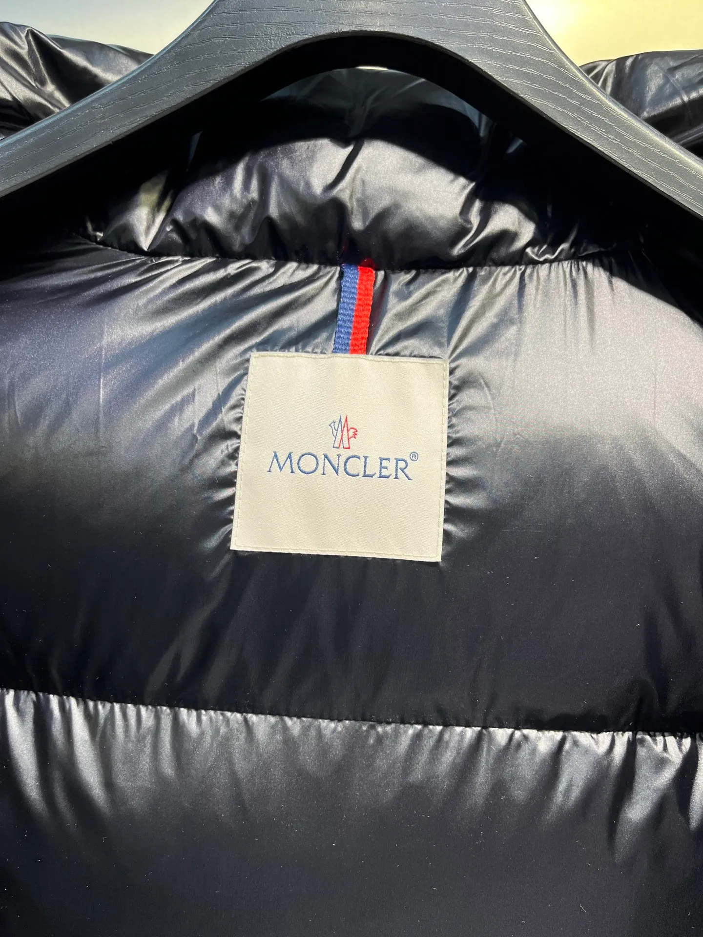 P700 moncler🌟 Black Mouth Rainbow Strips🌈 (double zipper, top version comes with handbag) Moncler Moncler Moncler Maya Ribbon Double Zipper Series Classic and versatile down jacket for men and women. There are too many versions on the market, quality and price are proportional. ➖Authentic synchronous anti-counterfeiting chip induction! ➖The high version of the classic series will never be misleading like false goose down! ➖15d nylon fabric lining is of the highest standard, never velvet! ➖The original Velcro is durable, and the accessories and hardware are all custom-made from the original factory, 100% restoring the replica quality! ➖The perfect combination of every link ensures the smoothness of every piece of clothing, the Rolls-Royce of down jackets!   Size: 1-5