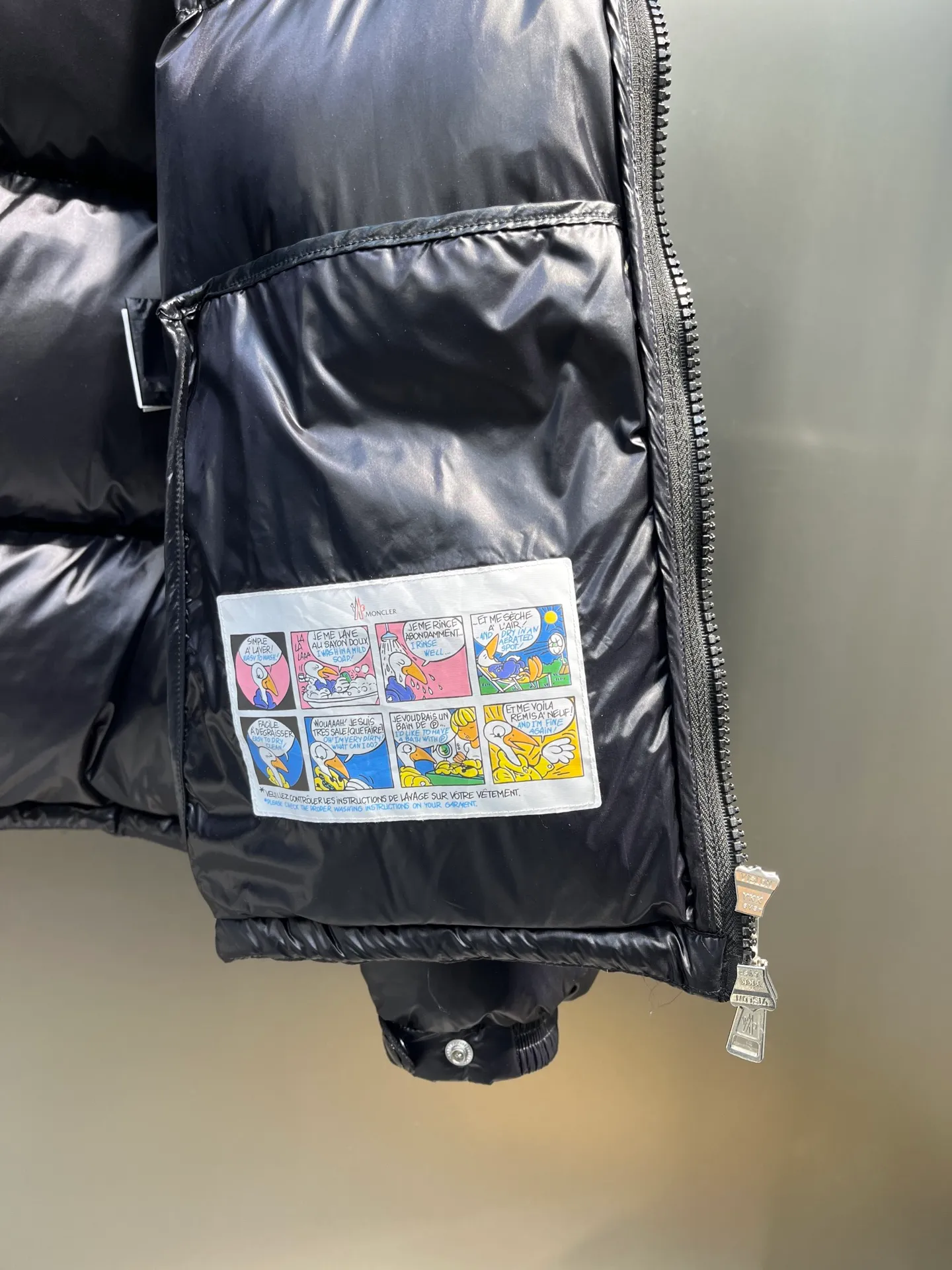 P700 moncler🌟 Black Mouth Rainbow Strips🌈 (double zipper, top version comes with handbag) Moncler Moncler Moncler Maya Ribbon Double Zipper Series Classic and versatile down jacket for men and women. There are too many versions on the market, quality and price are proportional. ➖Authentic synchronous anti-counterfeiting chip induction! ➖The high version of the classic series will never be misleading like false goose down! ➖15d nylon fabric lining is of the highest standard, never velvet! ➖The original Velcro is durable, and the accessories and hardware are all custom-made from the original factory, 100% restoring the replica quality! ➖The perfect combination of every link ensures the smoothness of every piece of clothing, the Rolls-Royce of down jackets!   Size: 1-5