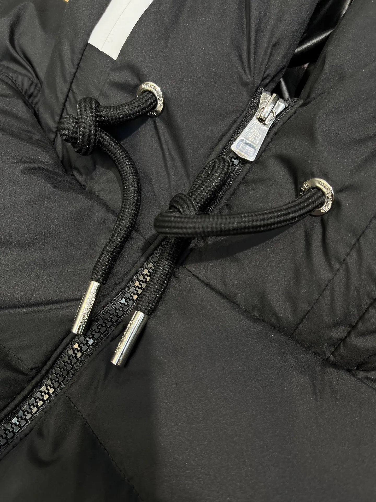 P660 Moncler 25 years new 🌟 fashionable down! Down! The 100% cotton fabric selected from customers has extremely superior waterproof and breathable properties, and the fabric feels very soft, smooth and shiny! The inner filling is 90% white duck down, which has excellent fluffiness and resilience, and its cold-proof performance is unquestionable! Zipper pulls with customer-supplied brand letters engraved on them show off the aura of big brands everywhere, and they look good no matter how simple and elegant you wear them! Lightweight, convenient and warm, you can match it with any one! Fashionable and versatile color: black white size: 12345