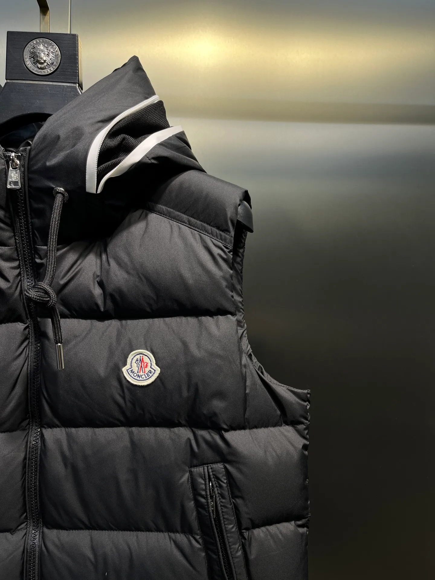 P660 Moncler 25 years new 🌟 fashionable down! Down! The 100% cotton fabric selected from customers has extremely superior waterproof and breathable properties, and the fabric feels very soft, smooth and shiny! The inner filling is 90% white duck down, which has excellent fluffiness and resilience, and its cold-proof performance is unquestionable! Zipper pulls with customer-supplied brand letters engraved on them show off the aura of big brands everywhere, and they look good no matter how simple and elegant you wear them! Lightweight, convenient and warm, you can match it with any one! Fashionable and versatile color: black white size: 12345