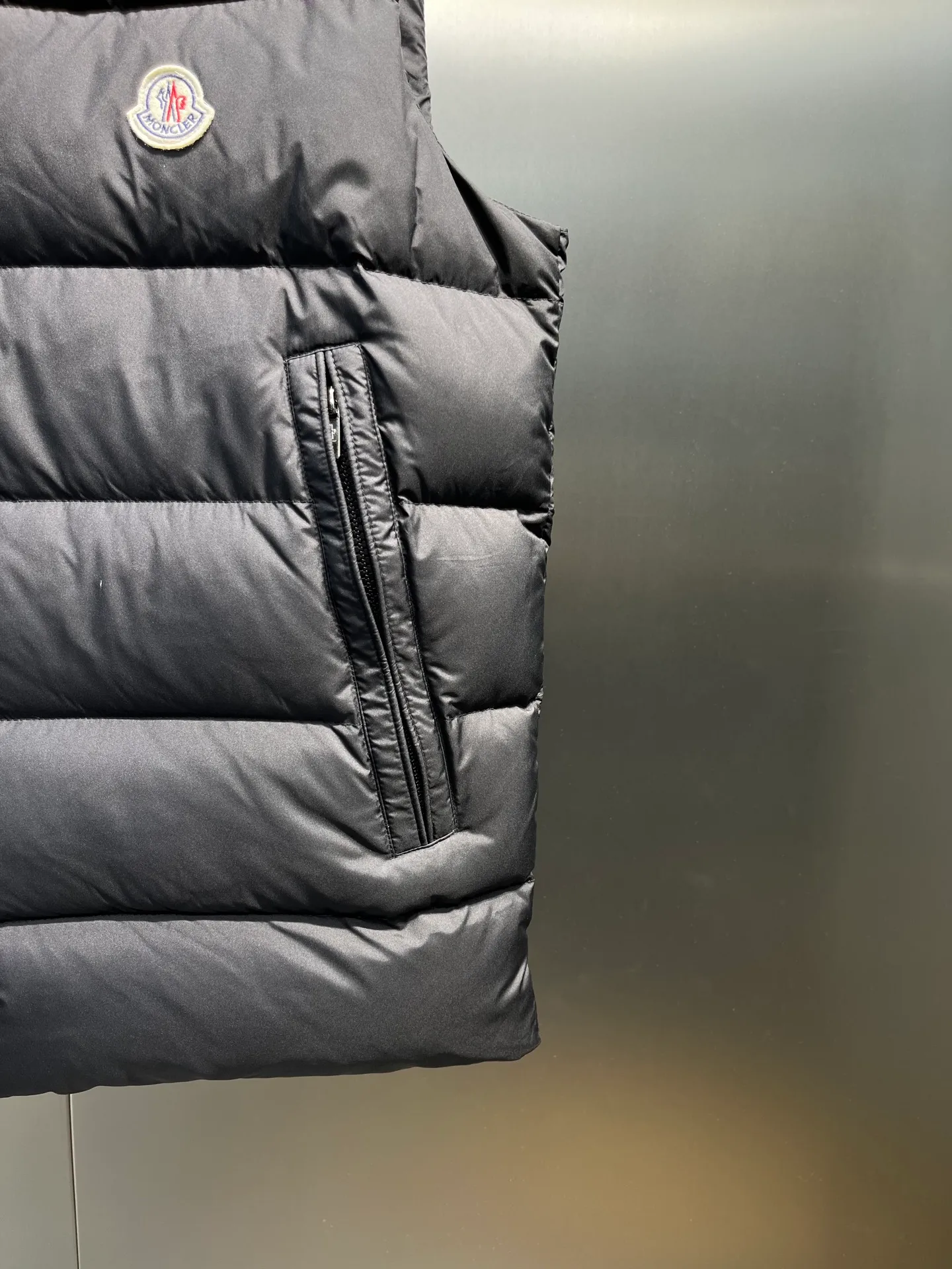 P660 Moncler 25 years new 🌟 fashionable down! Down! The 100% cotton fabric selected from customers has extremely superior waterproof and breathable properties, and the fabric feels very soft, smooth and shiny! The inner filling is 90% white duck down, which has excellent fluffiness and resilience, and its cold-proof performance is unquestionable! Zipper pulls with customer-supplied brand letters engraved on them show off the aura of big brands everywhere, and they look good no matter how simple and elegant you wear them! Lightweight, convenient and warm, you can match it with any one! Fashionable and versatile color: black white size: 12345