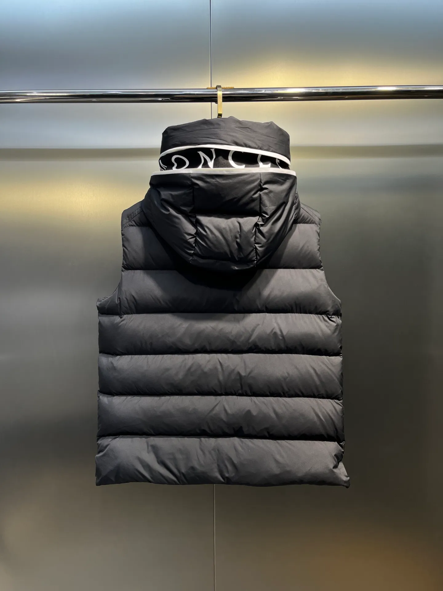 P660 Moncler 25 years new 🌟 fashionable down! Down! The 100% cotton fabric selected from customers has extremely superior waterproof and breathable properties, and the fabric feels very soft, smooth and shiny! The inner filling is 90% white duck down, which has excellent fluffiness and resilience, and its cold-proof performance is unquestionable! Zipper pulls with customer-supplied brand letters engraved on them show off the aura of big brands everywhere, and they look good no matter how simple and elegant you wear them! Lightweight, convenient and warm, you can match it with any one! Fashionable and versatile color: black white size: 12345