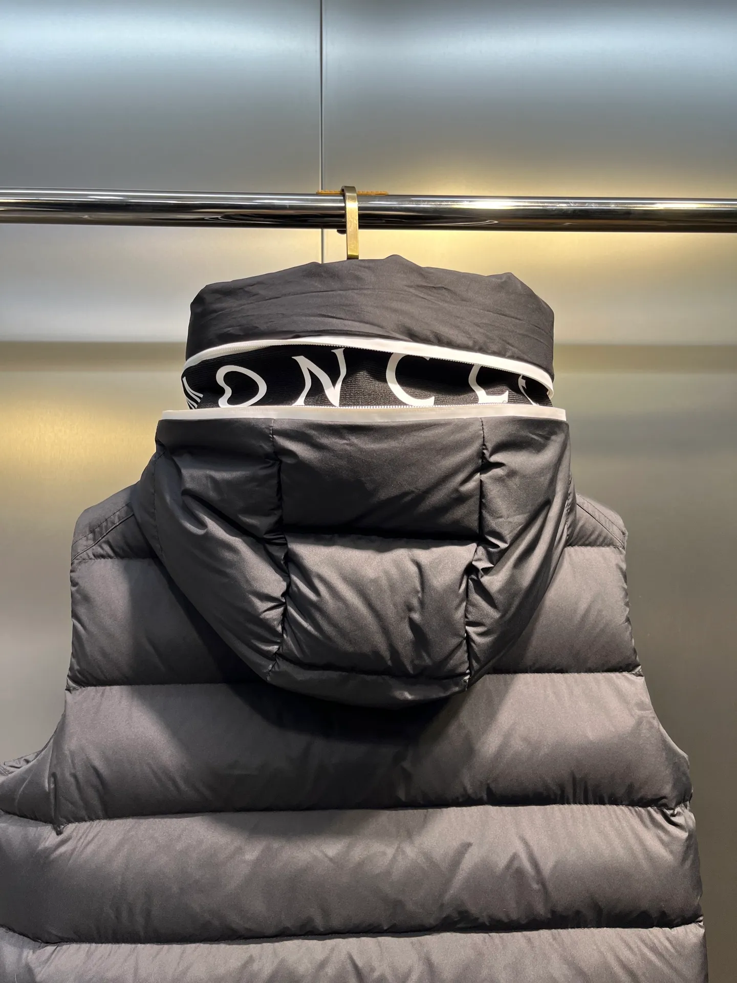 P660 Moncler 25 years new 🌟 fashionable down! Down! The 100% cotton fabric selected from customers has extremely superior waterproof and breathable properties, and the fabric feels very soft, smooth and shiny! The inner filling is 90% white duck down, which has excellent fluffiness and resilience, and its cold-proof performance is unquestionable! Zipper pulls with customer-supplied brand letters engraved on them show off the aura of big brands everywhere, and they look good no matter how simple and elegant you wear them! Lightweight, convenient and warm, you can match it with any one! Fashionable and versatile color: black white size: 12345