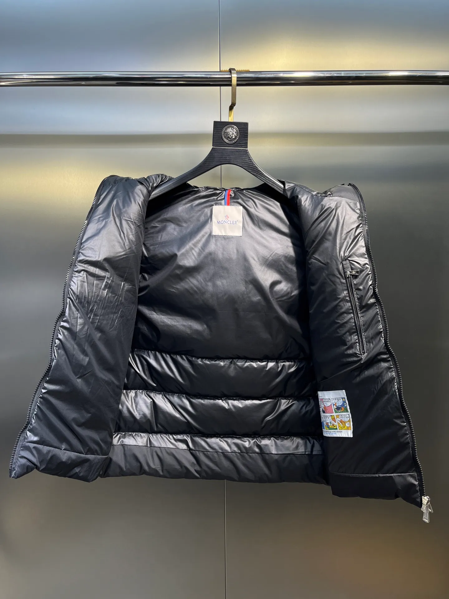 P660 Moncler 25 years new 🌟 fashionable down! Down! The 100% cotton fabric selected from customers has extremely superior waterproof and breathable properties, and the fabric feels very soft, smooth and shiny! The inner filling is 90% white duck down, which has excellent fluffiness and resilience, and its cold-proof performance is unquestionable! Zipper pulls with customer-supplied brand letters engraved on them show off the aura of big brands everywhere, and they look good no matter how simple and elegant you wear them! Lightweight, convenient and warm, you can match it with any one! Fashionable and versatile color: black white size: 12345