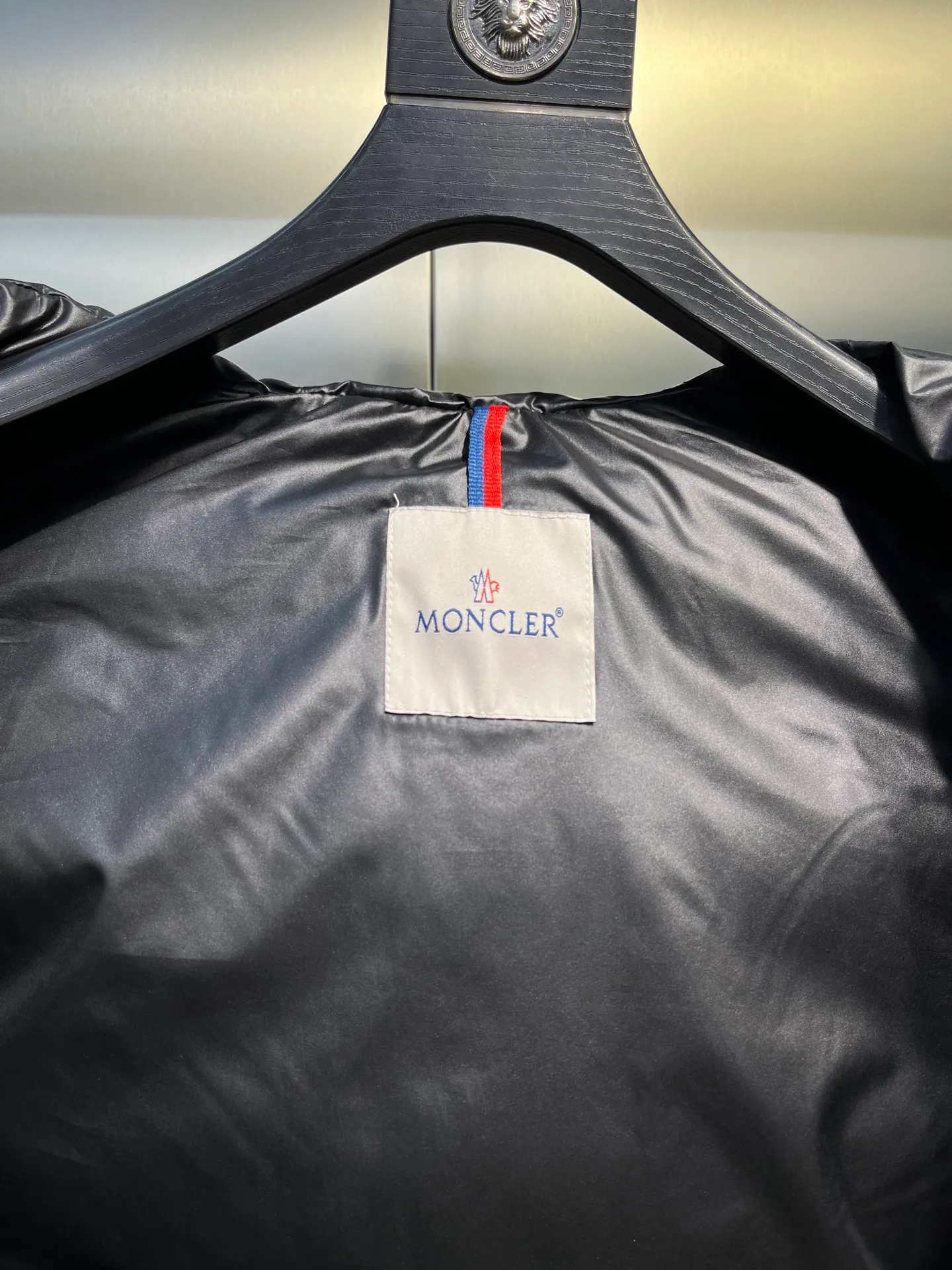 P660 Moncler 25 years new 🌟 fashionable down! Down! The 100% cotton fabric selected from customers has extremely superior waterproof and breathable properties, and the fabric feels very soft, smooth and shiny! The inner filling is 90% white duck down, which has excellent fluffiness and resilience, and its cold-proof performance is unquestionable! Zipper pulls with customer-supplied brand letters engraved on them show off the aura of big brands everywhere, and they look good no matter how simple and elegant you wear them! Lightweight, convenient and warm, you can match it with any one! Fashionable and versatile color: black white size: 12345