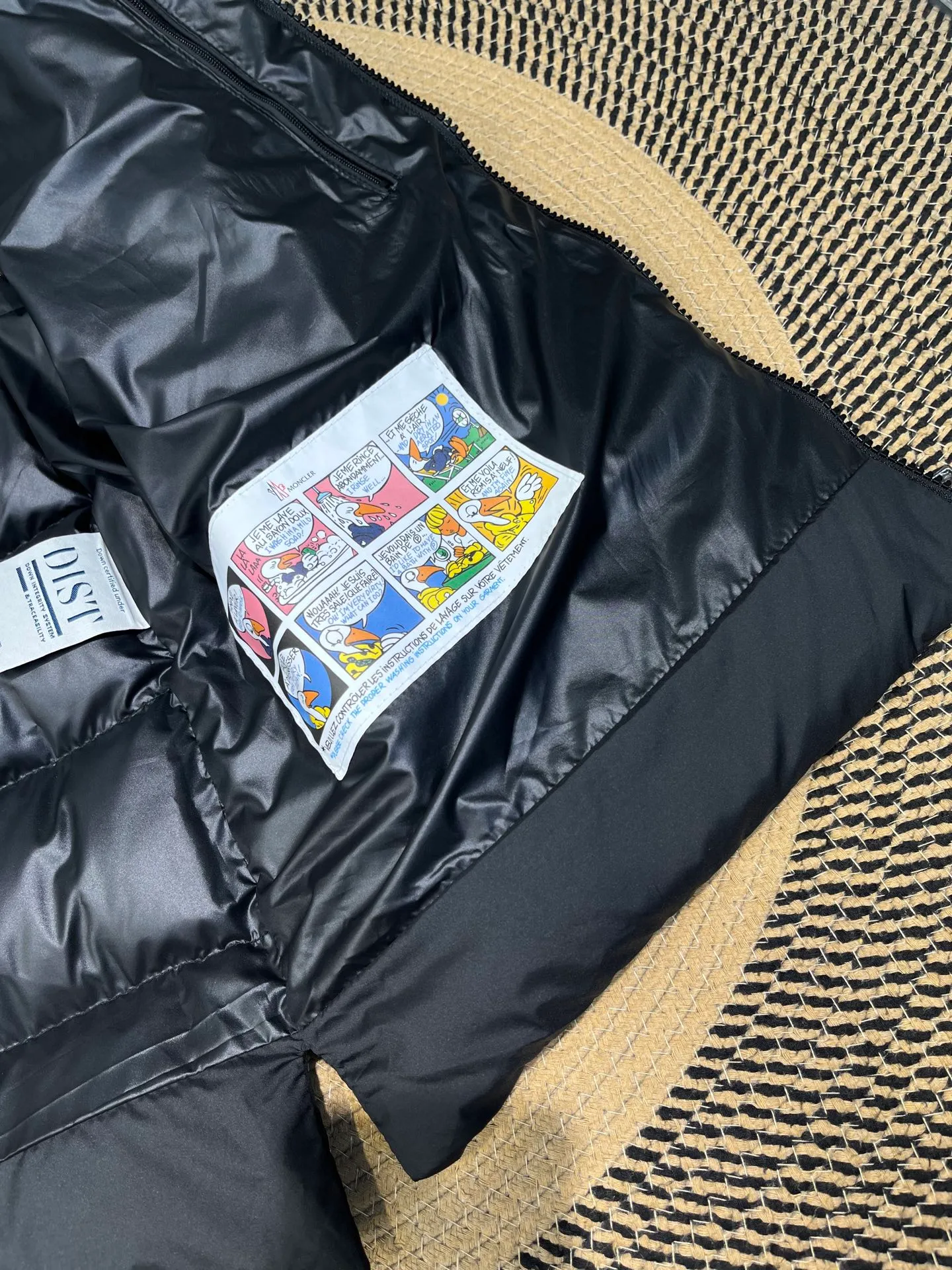 P660 Moncler 25 years new 🌟 fashionable down! Down! The 100% cotton fabric selected from customers has extremely superior waterproof and breathable properties, and the fabric feels very soft, smooth and shiny! The inner filling is 90% white duck down, which has excellent fluffiness and resilience, and its cold-proof performance is unquestionable! Zipper pulls with customer-supplied brand letters engraved on them show off the aura of big brands everywhere, and they look good no matter how simple and elegant you wear them! Lightweight, convenient and warm, you can match it with any one! Fashionable and versatile color: black white size: 12345