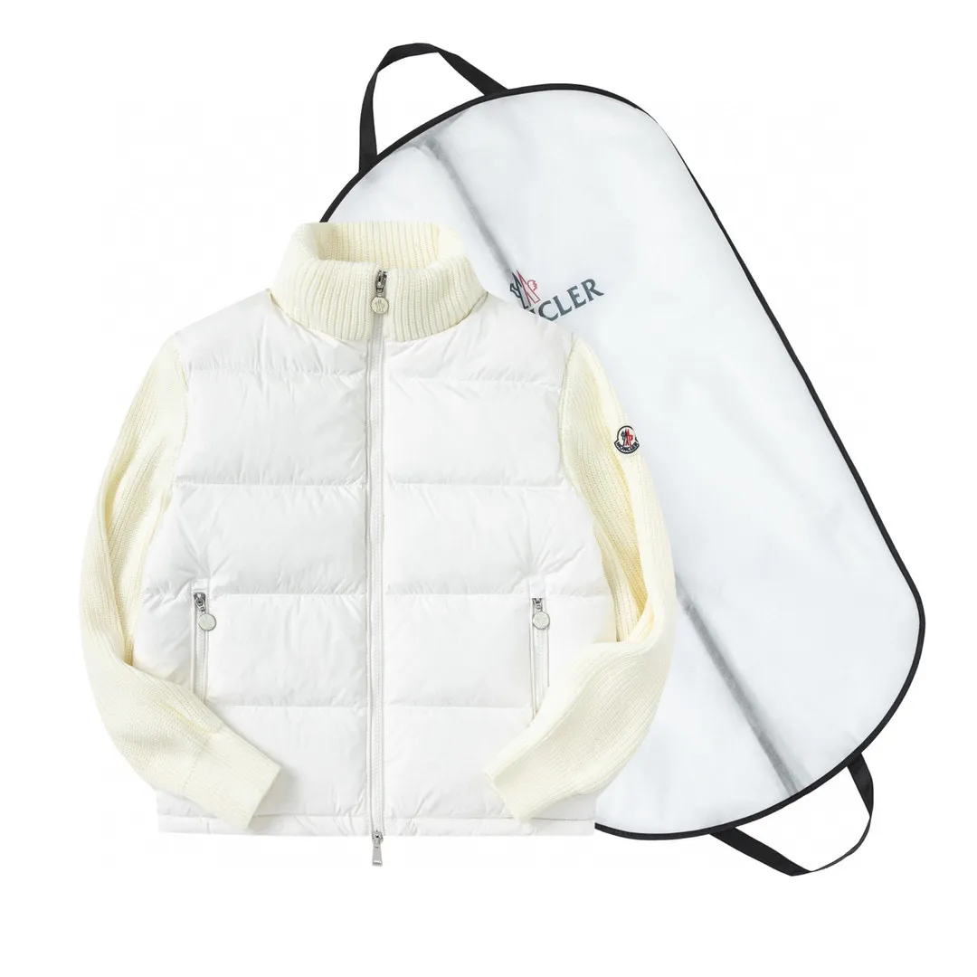 P620 with dust bag) Moncler/muffled stand-up collar knitted splicing down stand-up collar knitted, front piece 90 white duck down upper body is light, comfortable, simple, luxurious, exquisite and fashionable, a high-end luxury item. A style with outstanding temperament, made in classic college style, soft and elegant knitted sleeve splicing design, which further shows the unique style of luxury and retro. The classic logo craftsmanship on the sleeves perfectly highlights the brand performance and recognition of this style. The stand-up collar is designed to fit a straight fit, with a zipper closure. The front panel is m knitted with 90 down filling. The splices are made of wool. The sleeves are decorated with patch badges. The stand-up collar is zippered. The double side pockets are designed to be practical and convenient! The overall shape configuration is also biased towards a slim fit to create an upper body that can better modify the lines and beauty of the body shape. It naturally has a high-end tone in every gesture. The sleeves are made of knitted material, which combines comfort and style, and coexists elegance and nobility. The stitching adopts the first line and then separate down filling technology, and the craftsmanship is very sophisticated to prevent down escaping! The four-layer inner liner further reduces the possibility of down drilling on the inside! It truly locks the down and the temperature! High-quality down! European standard 90 down standard! Filling, down filling, and feel are all excellent! Color: black/white Size: S M L XL