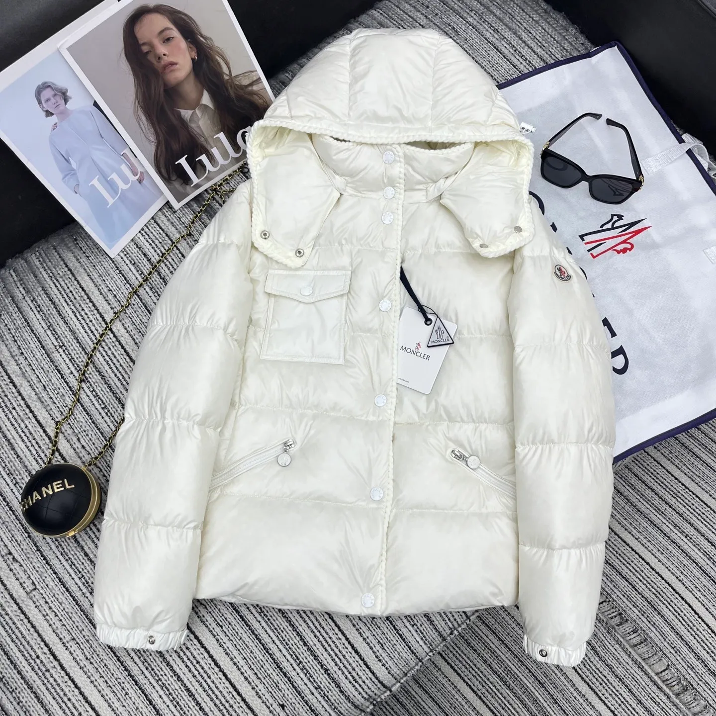 P880 Moncler🌟25 new oil wax leather waist style GLAREIN hooded long-sleeved down jacket for women. Oil wax leather coated new fabric, slim design style, warm and slimming, 90% duck down filling, molded custom hardware. Color: red, white, blue, black Code number: 1234