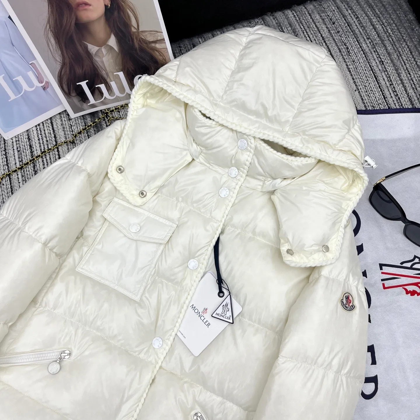 P880 Moncler🌟25 new oil wax leather waist style GLAREIN hooded long-sleeved down jacket for women. Oil wax leather coated new fabric, slim design style, warm and slimming, 90% duck down filling, molded custom hardware. Color: red, white, blue, black Code number: 1234