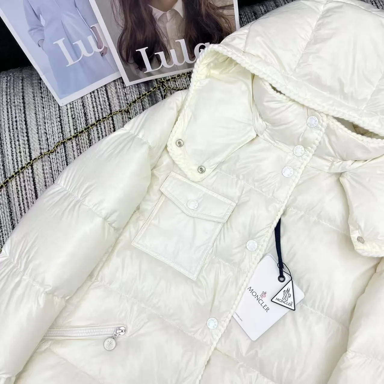 P880 Moncler🌟25 new oil wax leather waist style GLAREIN hooded long-sleeved down jacket for women. Oil wax leather coated new fabric, slim design style, warm and slimming, 90% duck down filling, molded custom hardware. Color: red, white, blue, black Code number: 1234