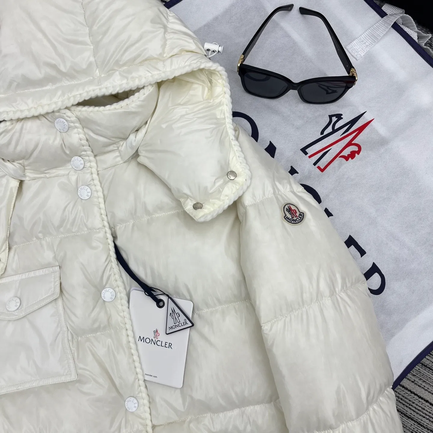 P880 Moncler🌟25 new oil wax leather waist style GLAREIN hooded long-sleeved down jacket for women. Oil wax leather coated new fabric, slim design style, warm and slimming, 90% duck down filling, molded custom hardware. Color: red, white, blue, black Code number: 1234