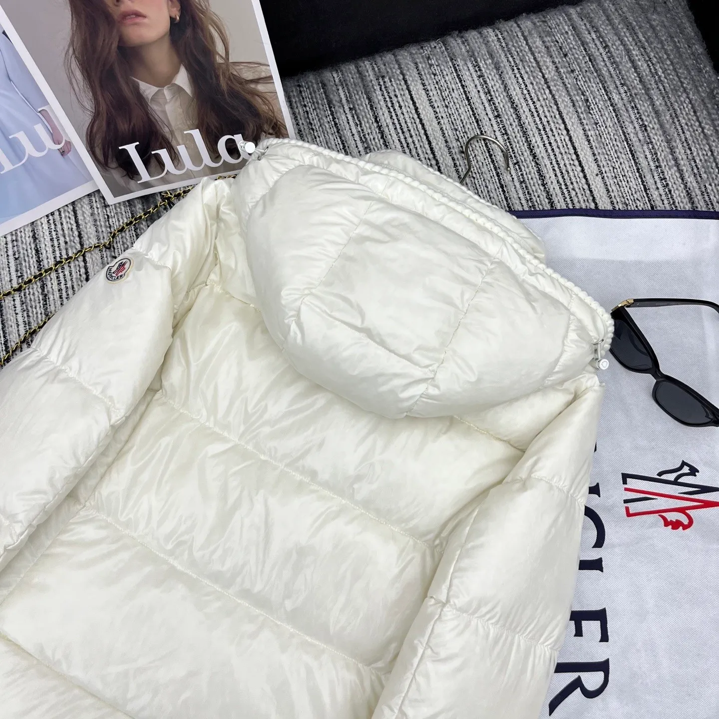 P880 Moncler🌟25 new oil wax leather waist style GLAREIN hooded long-sleeved down jacket for women. Oil wax leather coated new fabric, slim design style, warm and slimming, 90% duck down filling, molded custom hardware. Color: red, white, blue, black Code number: 1234