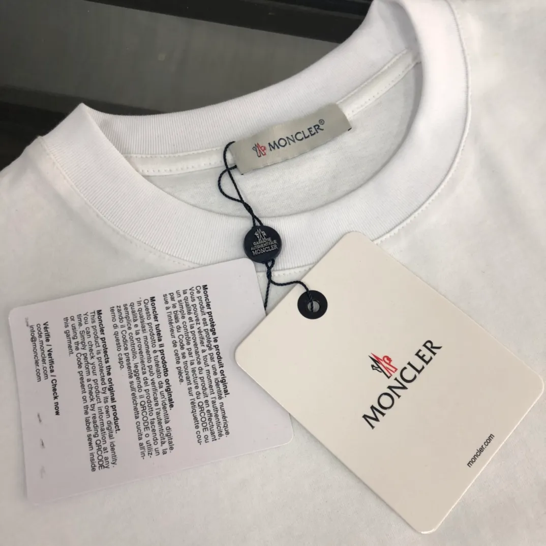 P160 🔥MONCLER New style, customized high-end ready-to-wear! Fashionable and trendy casual short-sleeved T-shirt, gentle, soft, delicate, skin-friendly, comfortable and cool. The brand pattern on the chest is stylish and full of vitality! A fashionable and versatile must-have! Color: black white Size: S～XL (loose version, please state your height and weight when placing an order)