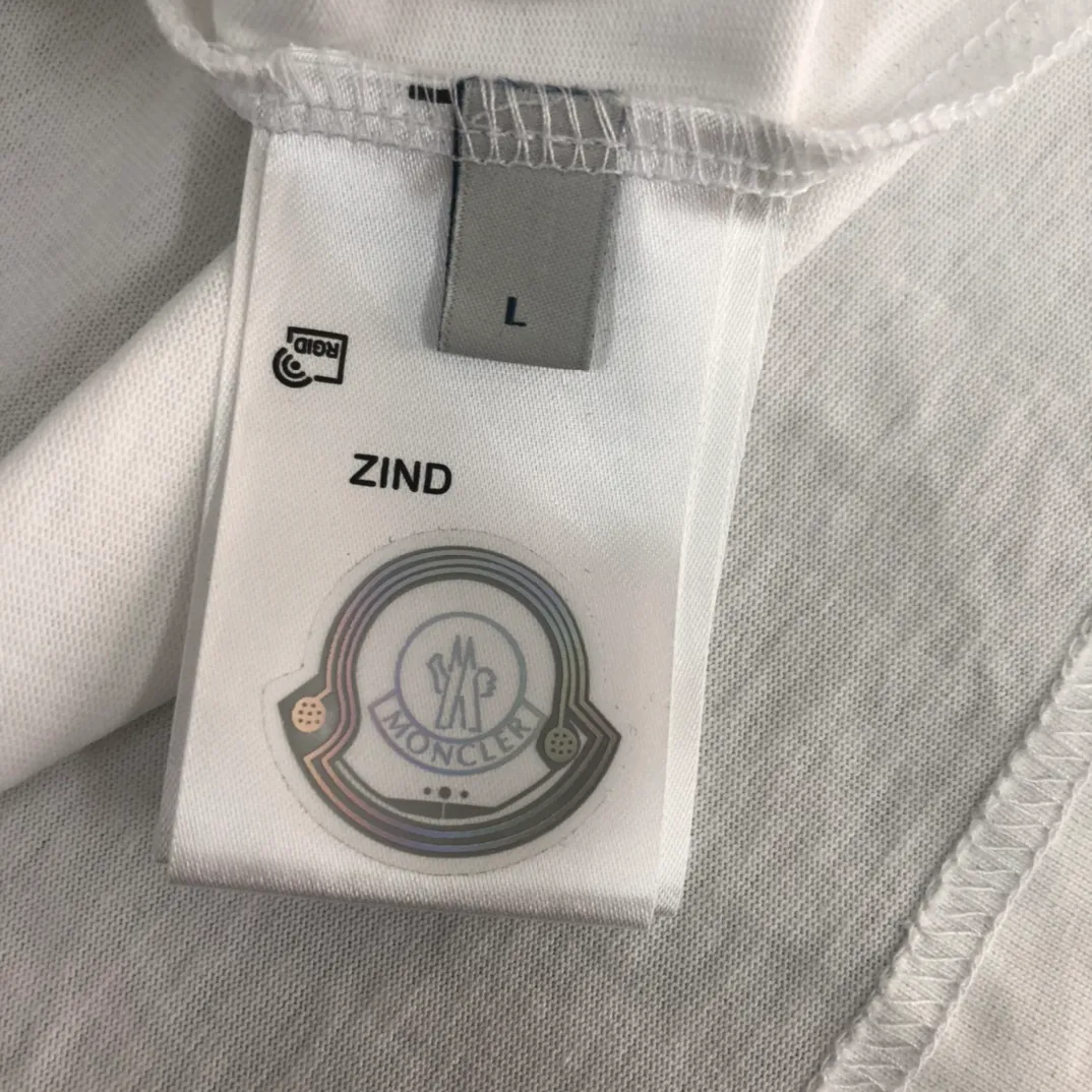 P160 🔥MONCLER New style, customized high-end ready-to-wear! Fashionable and trendy casual short-sleeved T-shirt, gentle, soft, delicate, skin-friendly, comfortable and cool. The brand pattern on the chest is stylish and full of vitality! A fashionable and versatile must-have! Color: black white Size: S～XL (loose version, please state your height and weight when placing an order)