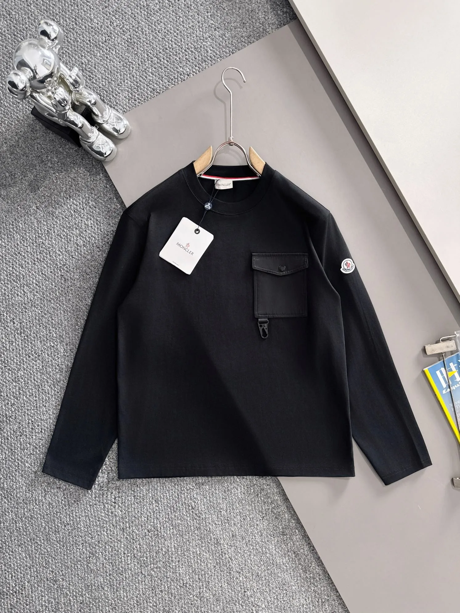 P190 Moncler 2025 new style Woven pocket splicing process Customized small logo Uniform style for men and women Long-sleeved T-shirt · Customized 280g pure cotton fabric · Custom dyed 32-count double-strand thread · Collar label, hangtag, main mark and three complete labels Color: black Size: XS S M L
